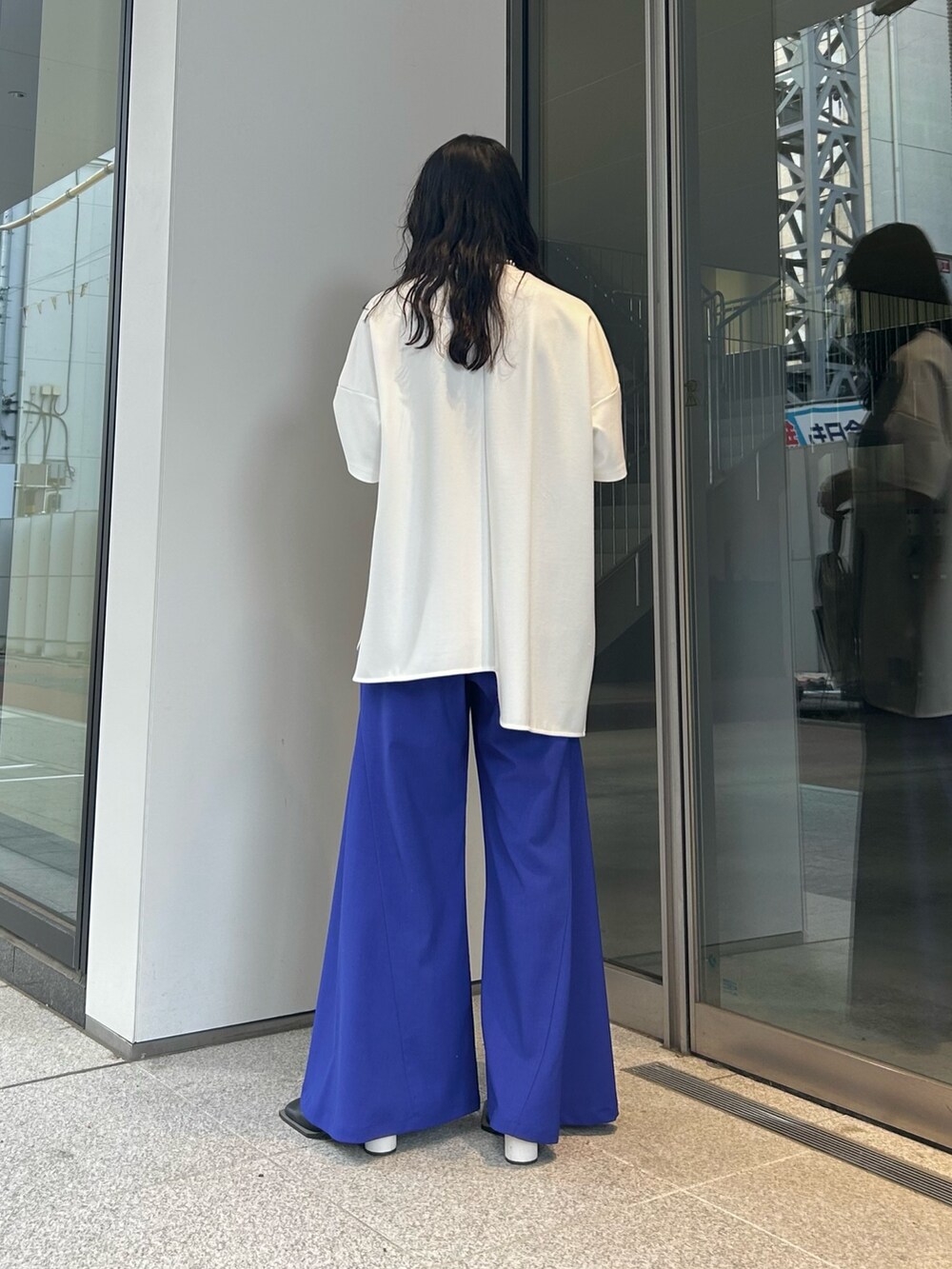 ホワイト系のTシャツ/カットソー、ブラック系のパンプス、ブルー系のその他パンツを着用したレディースの冬コーディネートの2枚目の写真