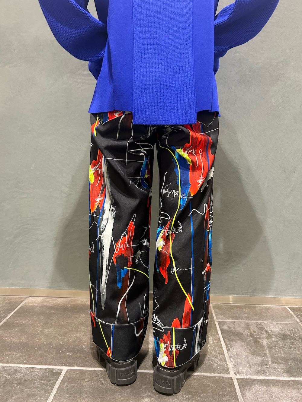 ブラック系のその他パンツ、ブルー系のニット/セーター、シルバー系のネックレスを着用したレディースの冬コーディネートの6枚目の写真