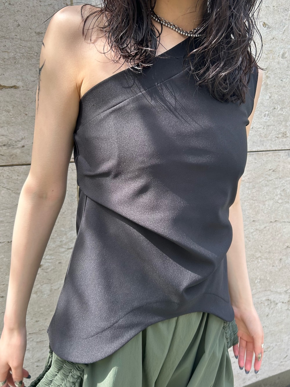 ブラック系のTシャツ/カットソー、グリーン系のその他パンツ、シルバー系のネックレスを着用したレディースの春コーディネートの4枚目の写真