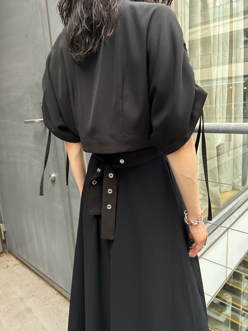 ブラック系のワンピース、ブラック系のシャツ/ブラウス、ブラック系のサンダルを着用したレディースの夏コーディネートの3枚目の写真