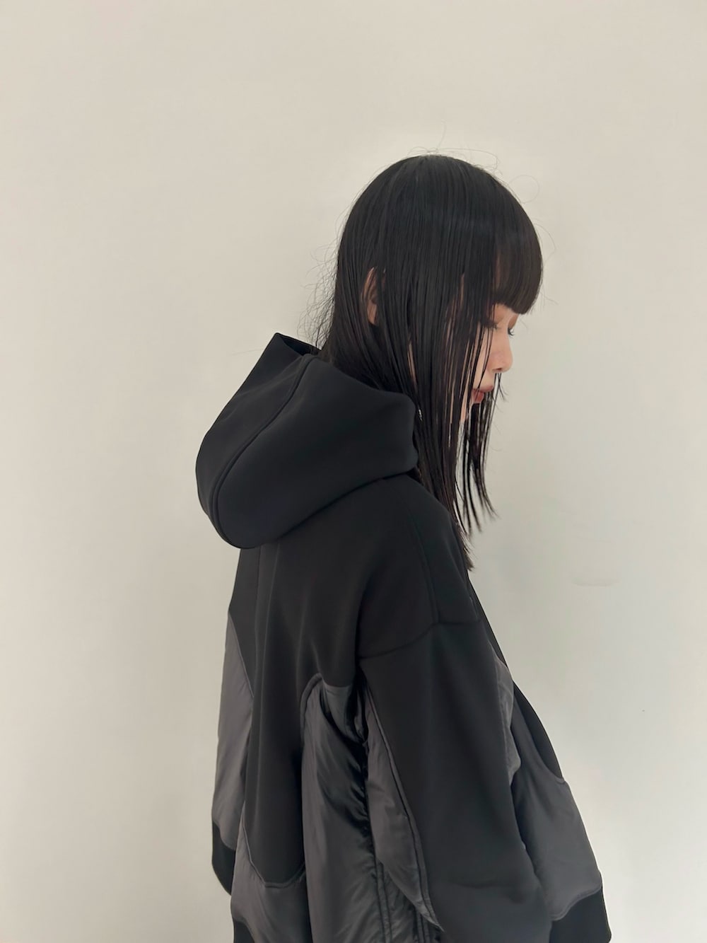 ブラック系のパーカー、ブラック系のその他パンツ、シルバー系のブーツを着用したレディースの秋コーディネートの5枚目の写真