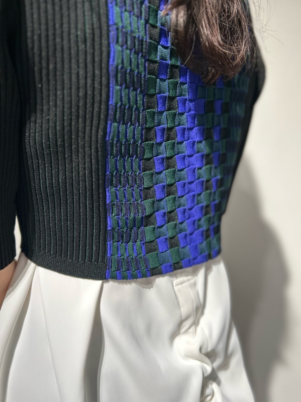 シルバー系のブーツ、ブラック系のスカート、ホワイト系のタンクトップを着用したレディースの冬コーディネートの6枚目の写真