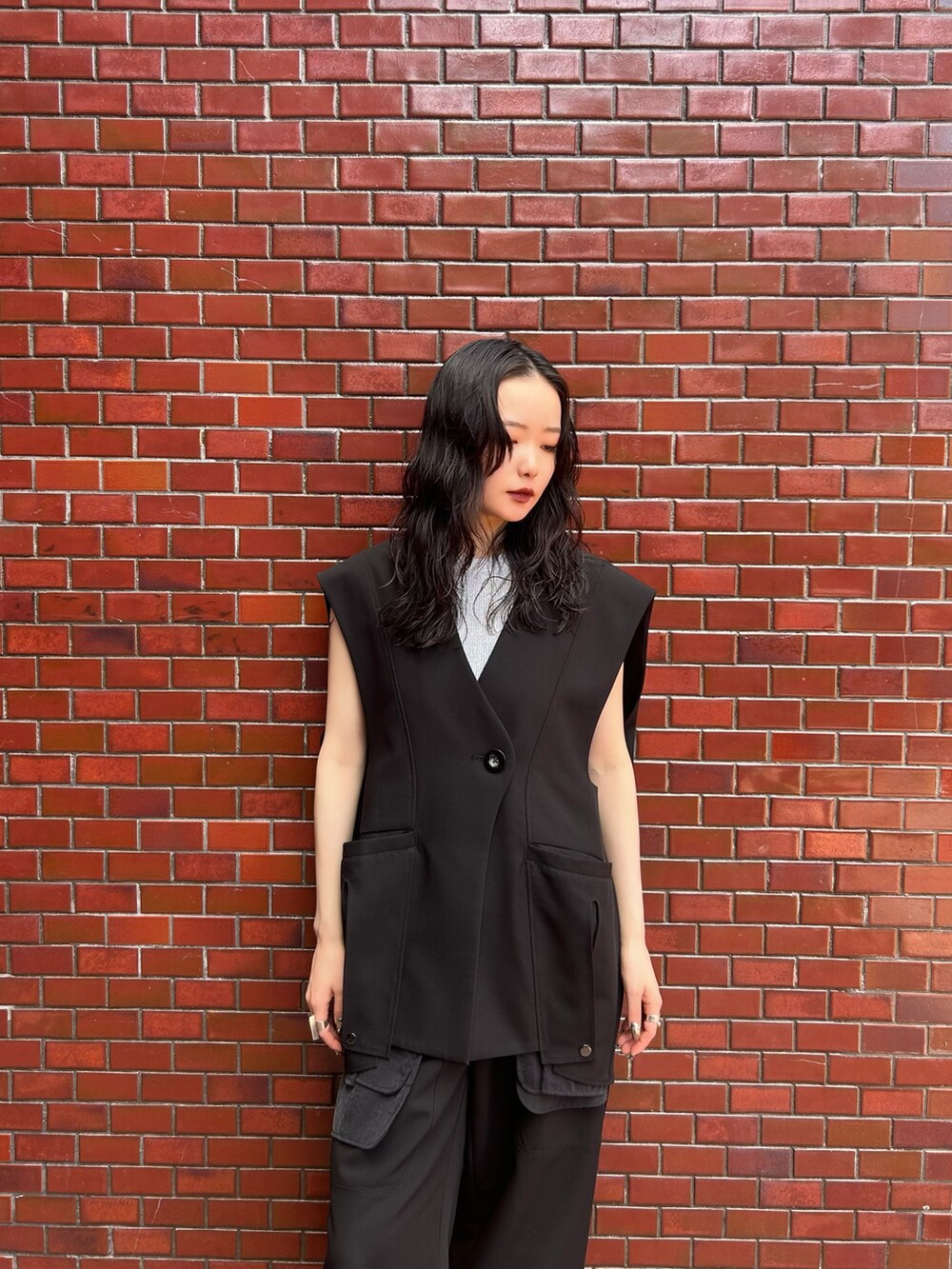 ブラック系のその他パンツ、シルバー系のタンクトップ、ブラック系のベストを着用したレディースの春コーディネートの3枚目の写真