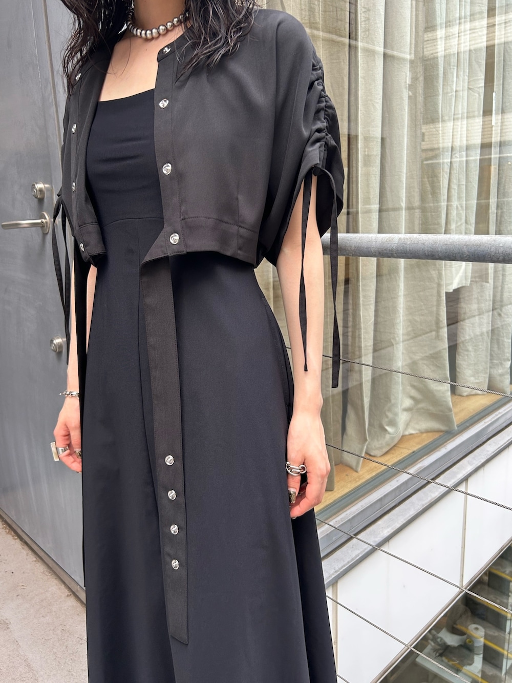 ブラック系のワンピース、ブラック系のシャツ/ブラウス、ブラック系のサンダルを着用したレディースの夏コーディネートの4枚目の写真