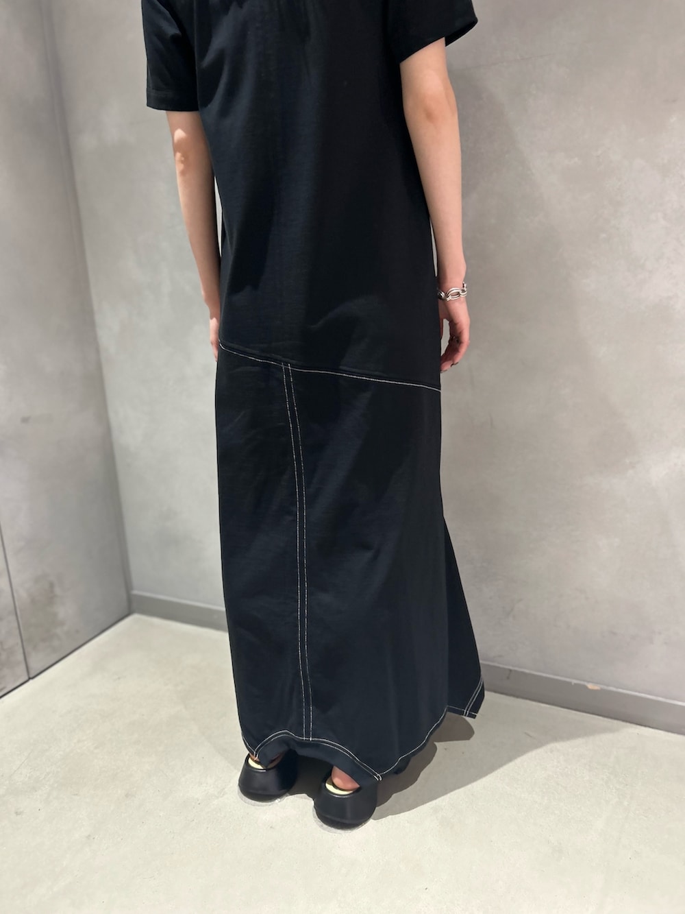 その他のサンダル、ブラック系のワンピースを着用したレディースの夏コーディネートの6枚目の写真