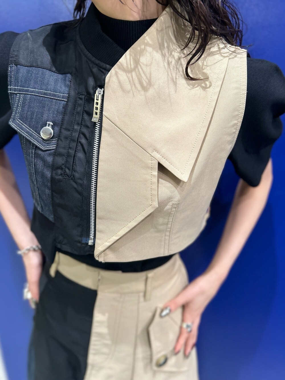 ベージュ系のスカート、ベージュ系のベスト、ブラック系のニット/セーターを着用したレディースの夏コーディネートの5枚目の写真