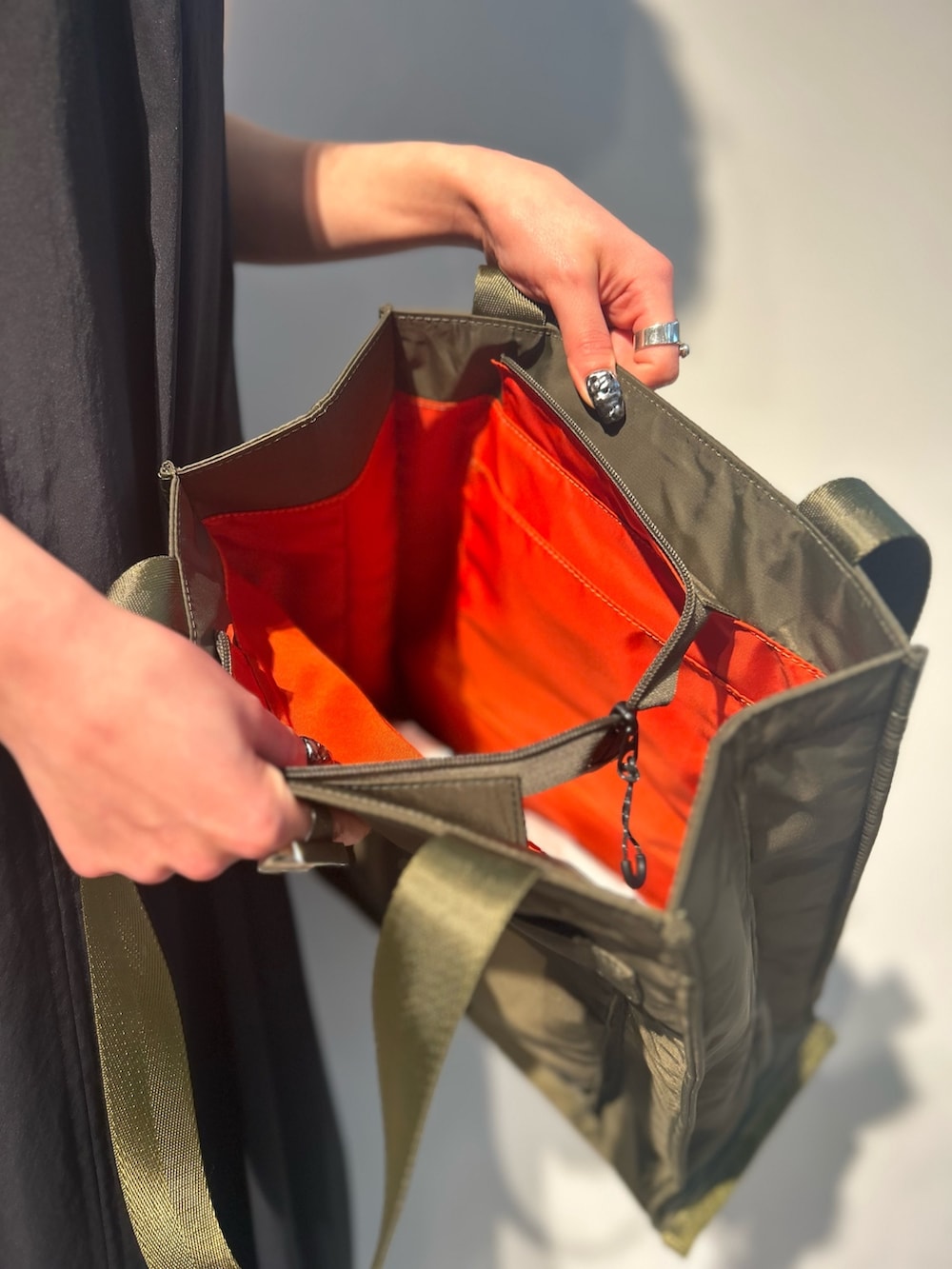 ブラック系のワンピース、グリーン系のトートバッグ、その他のサンダルを着用したレディースの夏コーディネートの10枚目の写真