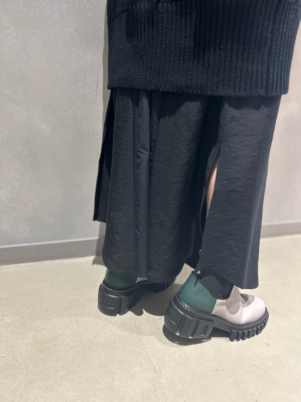 その他のブーツ、その他のショルダーバッグ、ブラック系のワンピースを着用したレディースの秋コーディネートの5枚目の写真