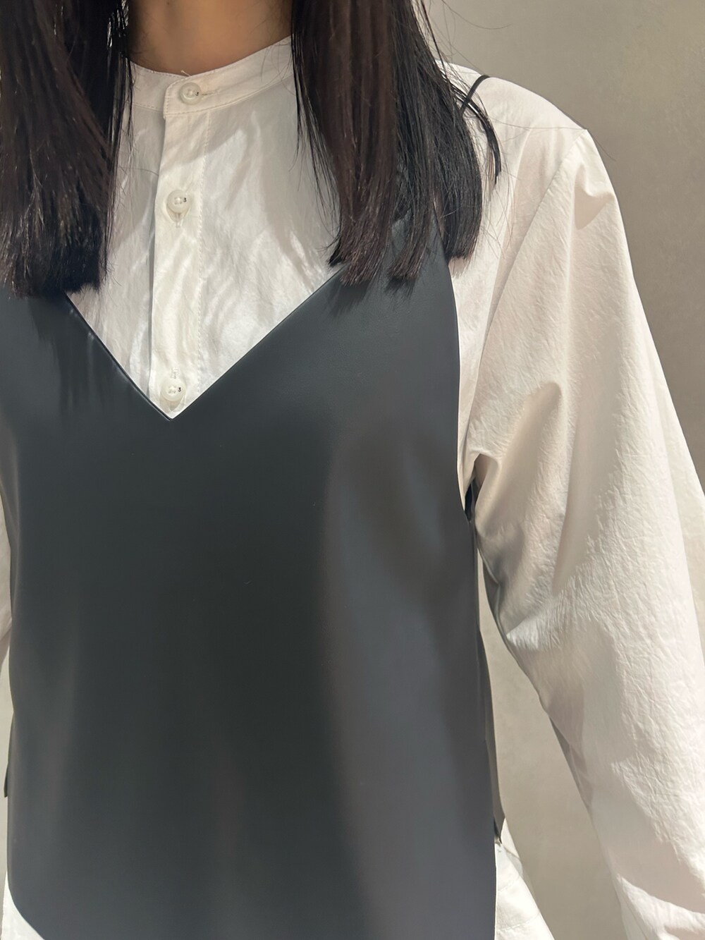 ブラック系のその他パンツ、ホワイト系のシャツ/ブラウス、ブラック系のキャミソールを着用したレディースの秋コーディネートの4枚目の写真