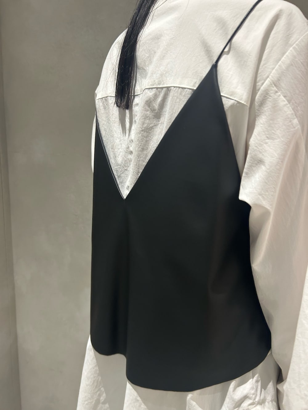 ブラック系のその他パンツ、ホワイト系のシャツ/ブラウス、ブラック系のキャミソールを着用したレディースの秋コーディネートの10枚目の写真