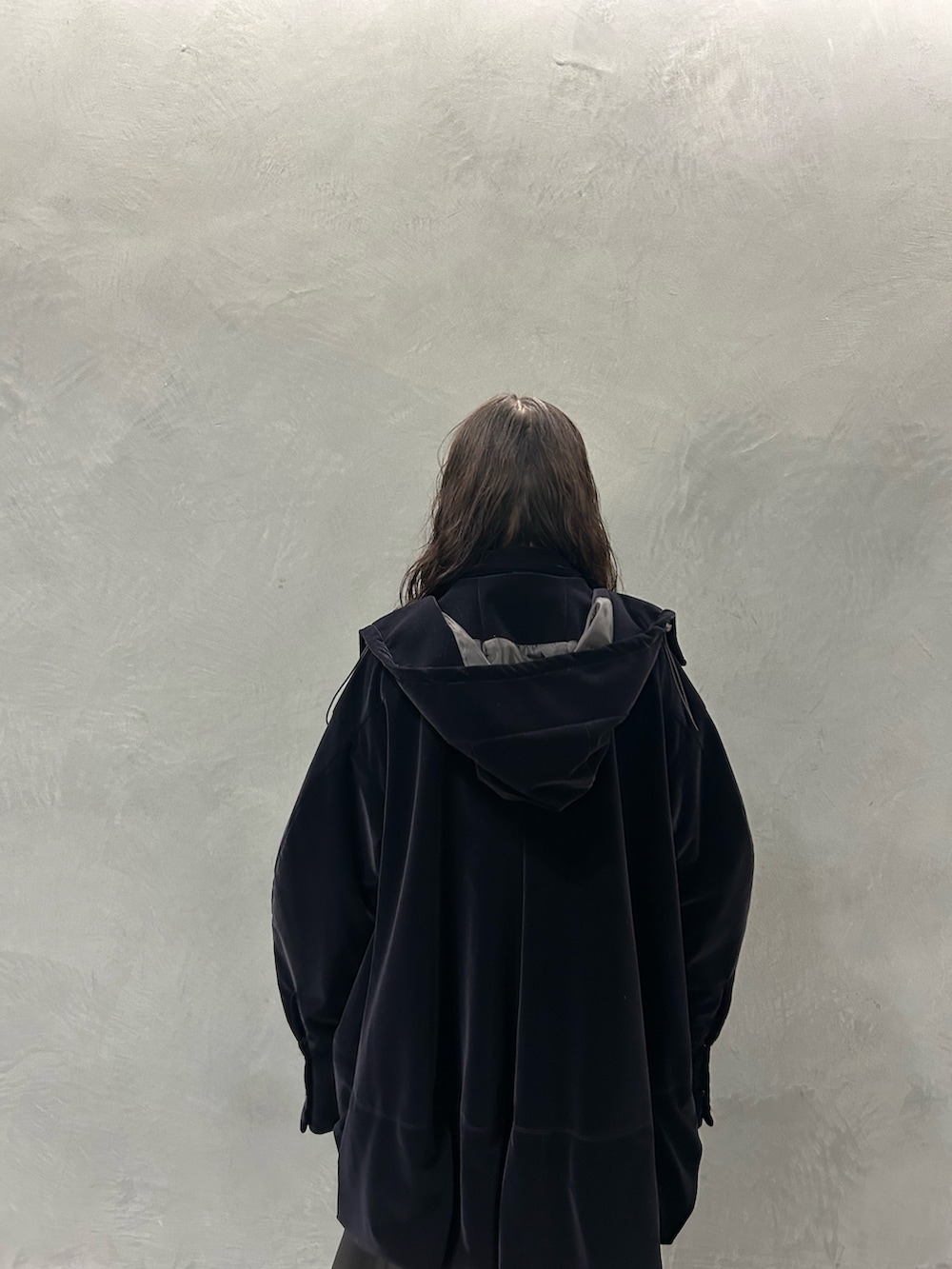 ブラック系のその他アウター、ブラック系のニット/セーター、ブラック系のスカートを着用したレディースの秋コーディネートの5枚目の写真