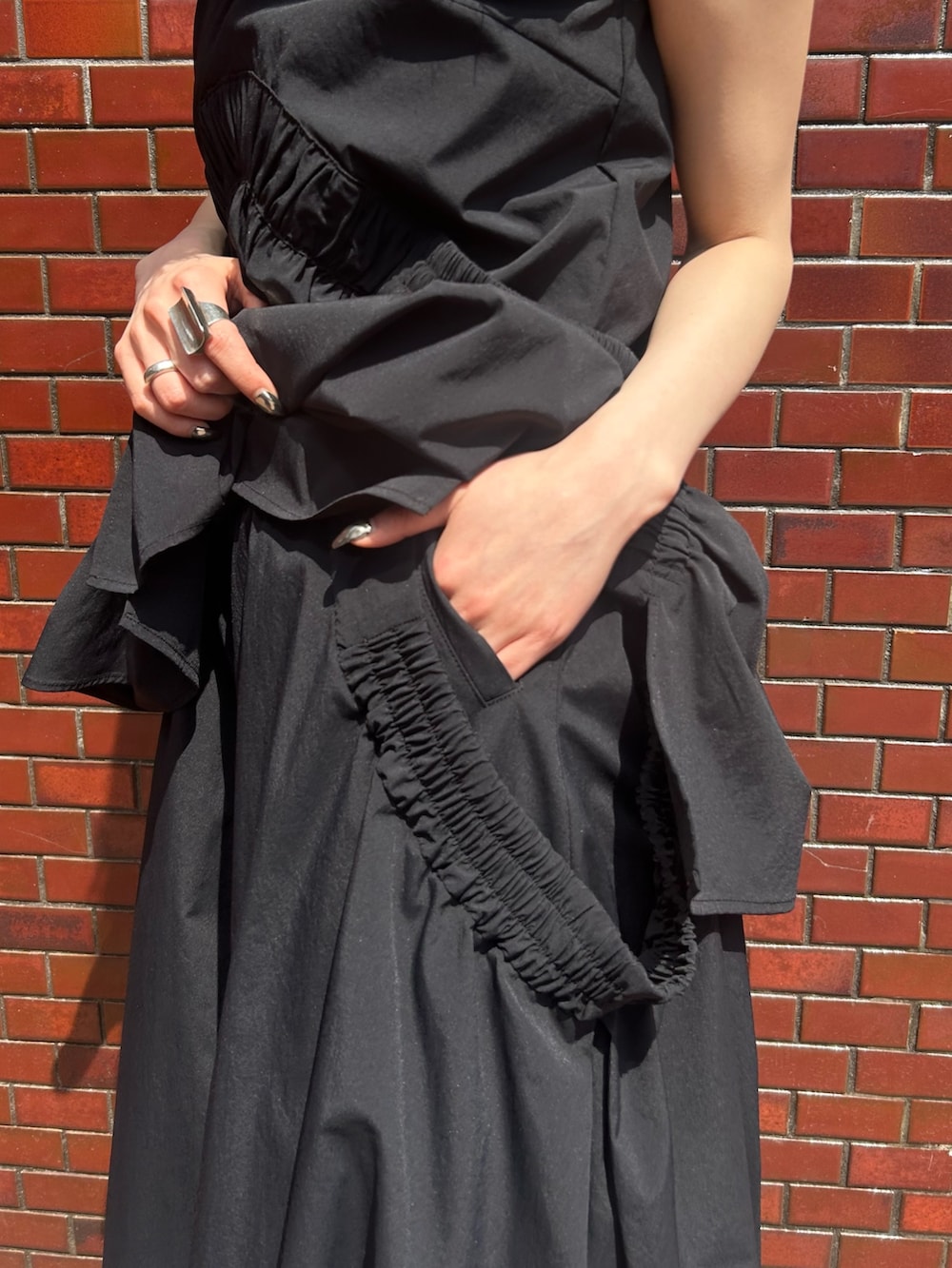 ブラック系のその他パンツ、ブラック系のタンクトップ、シルバー系のネックレスを着用したレディースの春コーディネートの5枚目の写真