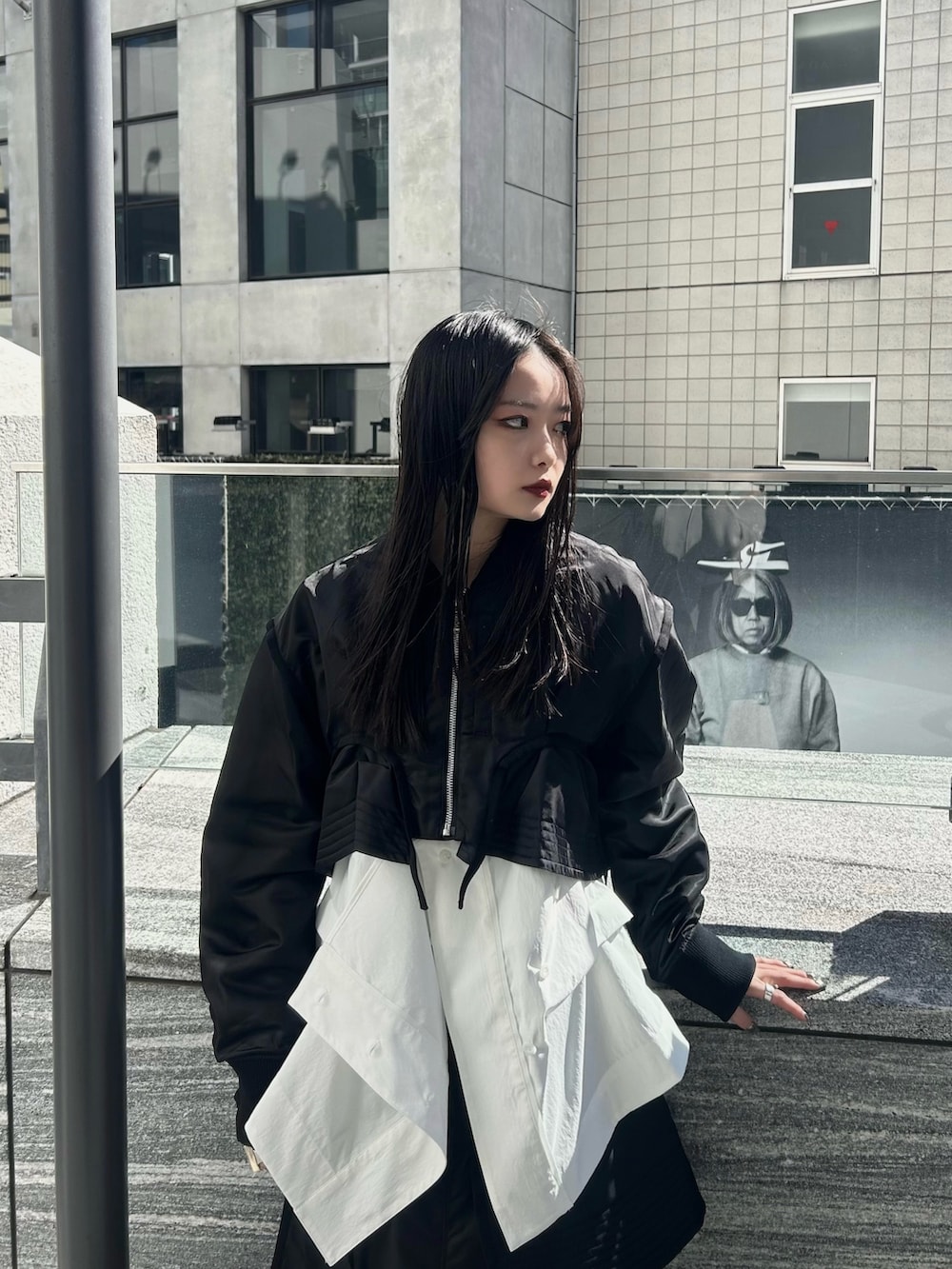 ホワイト系のシャツ/ブラウス、ブラック系のMA-1、ブラック系のスカートを着用したレディースの冬コーディネートの2枚目の写真