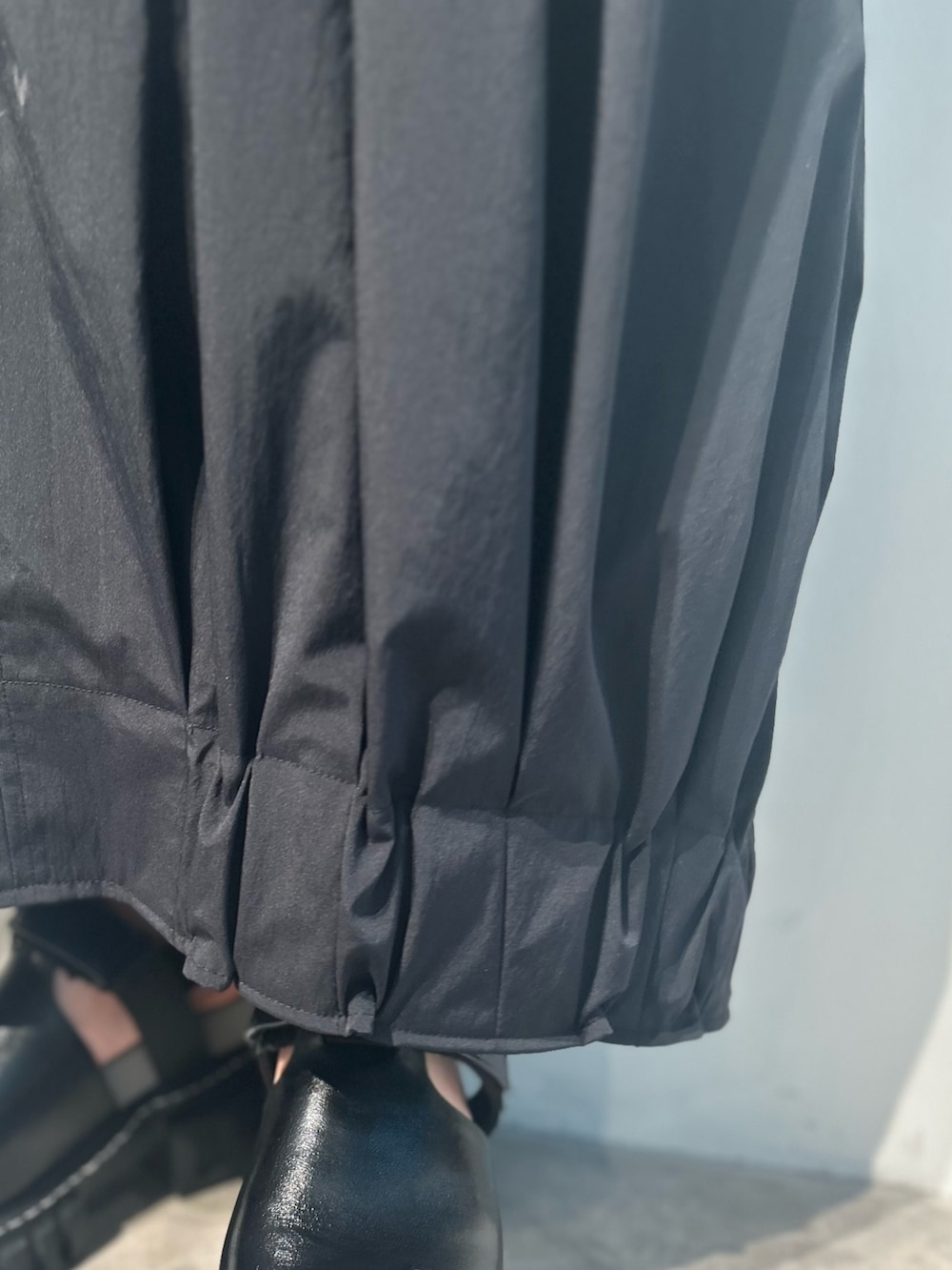 ブラック系のワンピース、グリーン系のトートバッグ、その他のサンダルを着用したレディースの夏コーディネートの5枚目の写真