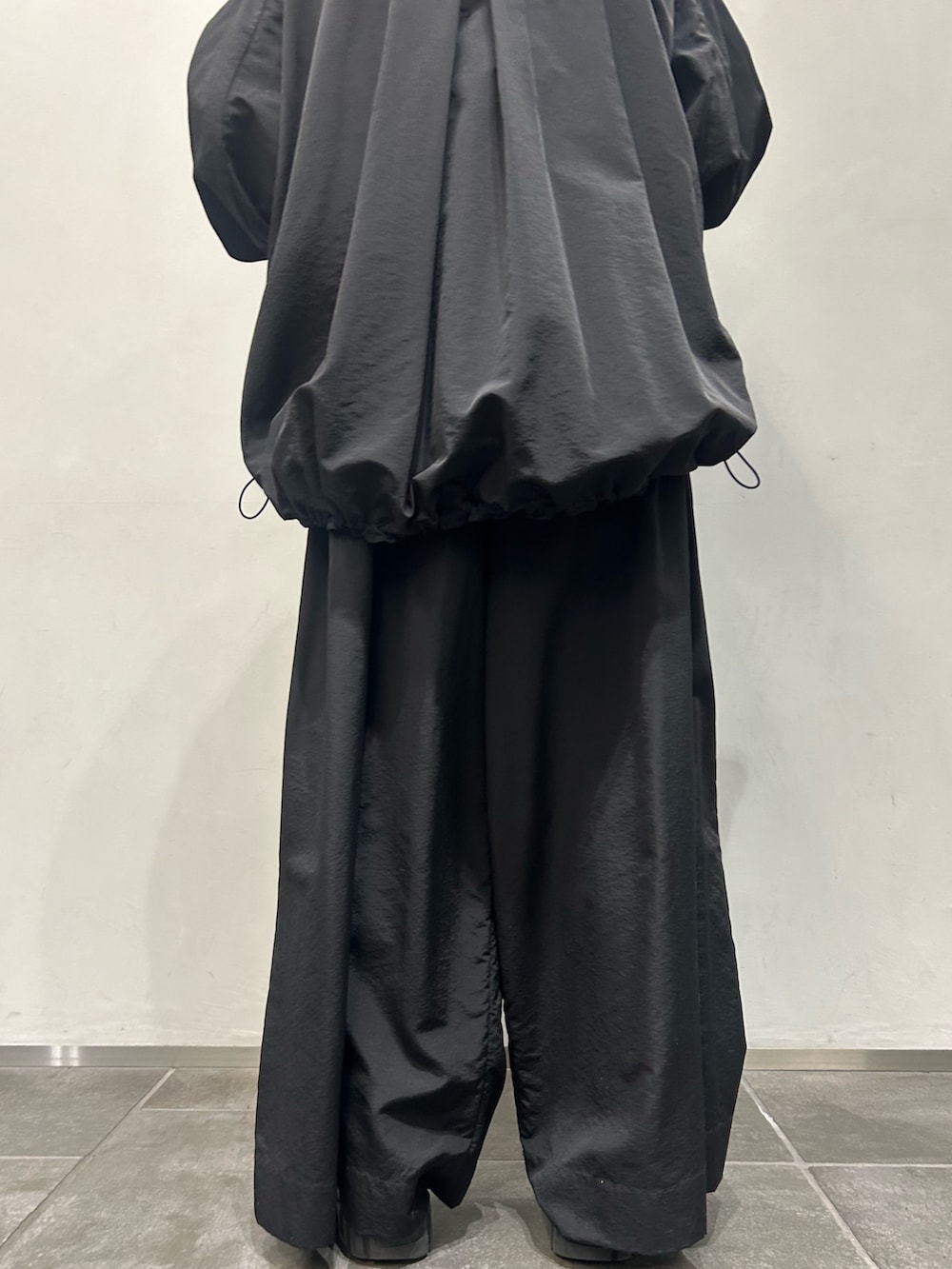 ブラック系のシャツ/ブラウス、ブラック系のその他パンツを着用したレディースの春コーディネートの10枚目の写真