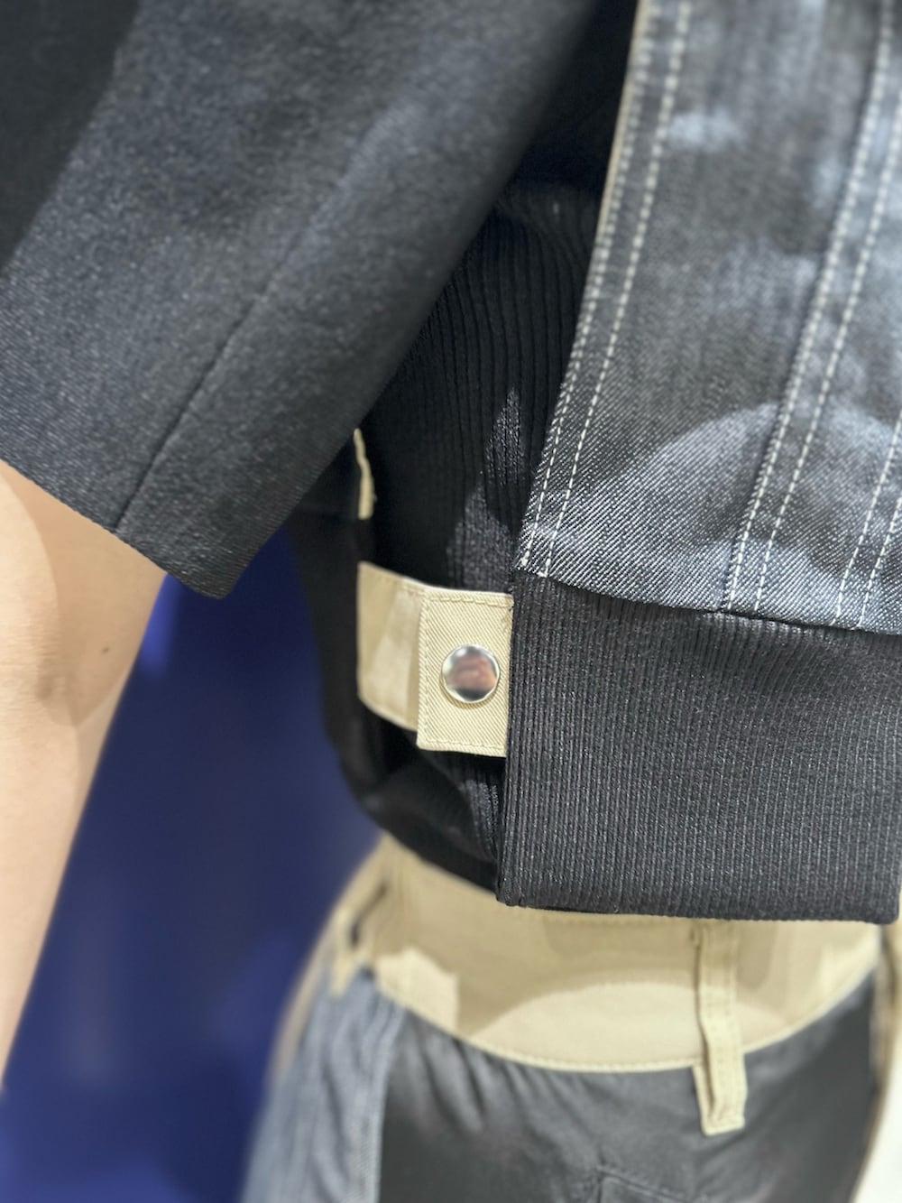 ベージュ系のスカート、ベージュ系のベスト、ブラック系のニット/セーターを着用したレディースの夏コーディネートの6枚目の写真