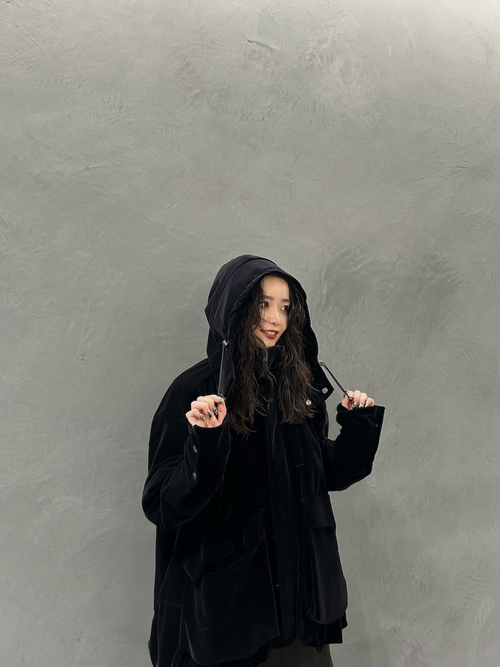 ブラック系のその他アウター、ブラック系のニット/セーター、ブラック系のスカートを着用したレディースの秋コーディネートの3枚目の写真