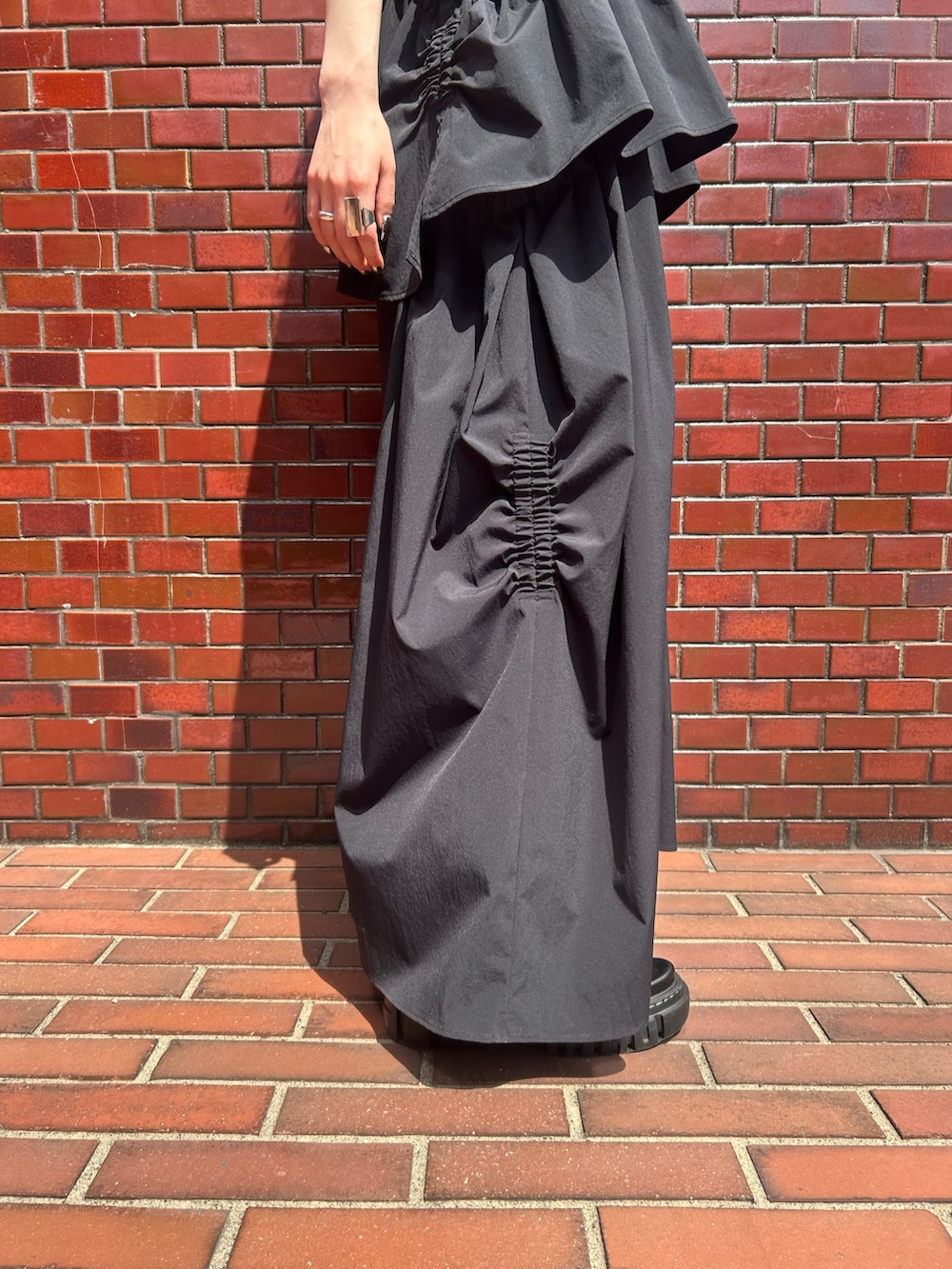 ブラック系のその他パンツ、ブラック系のタンクトップ、シルバー系のネックレスを着用したレディースの春コーディネートの7枚目の写真