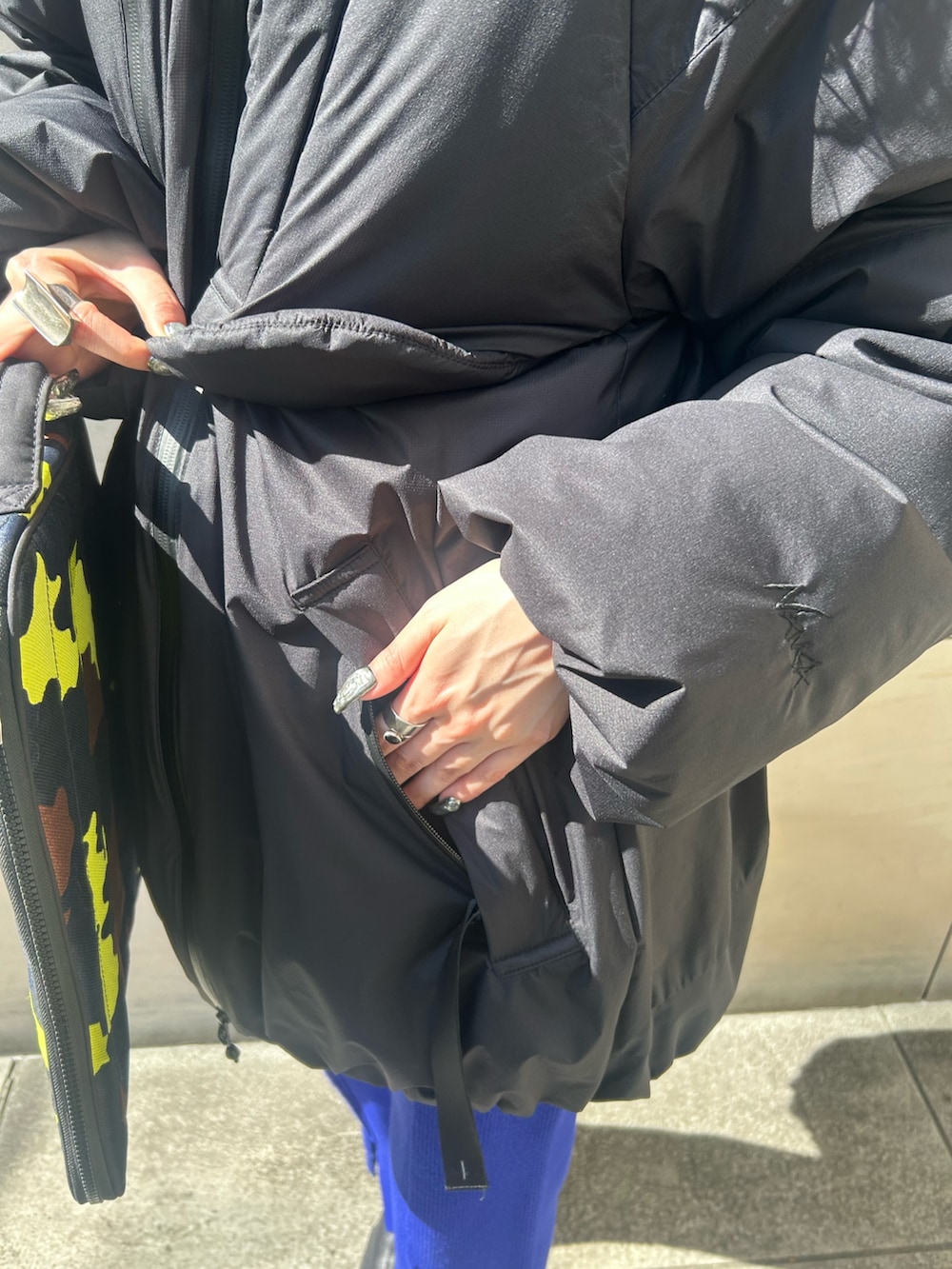 ブラック系のダウンジャケット/コート、ブラック系のブーツを着用したレディースの秋コーディネートの7枚目の写真