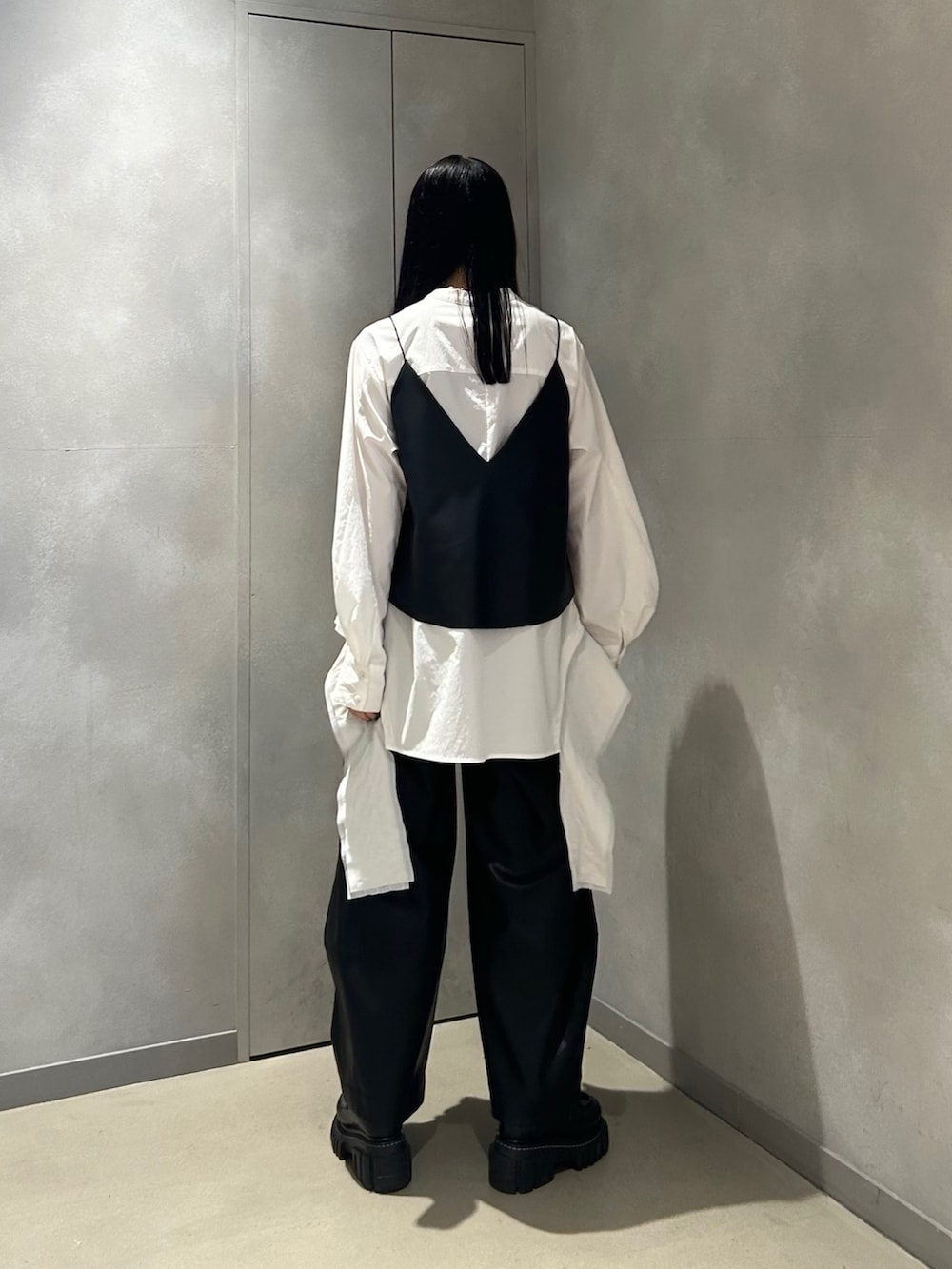 ブラック系のその他パンツ、ホワイト系のシャツ/ブラウス、ブラック系のキャミソールを着用したレディースの秋コーディネートの2枚目の写真