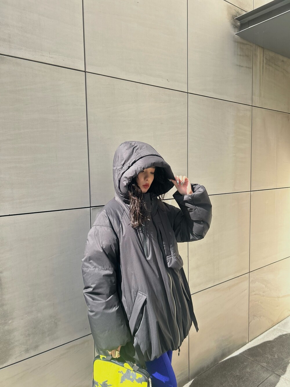 ブラック系のダウンジャケット/コート、ブラック系のブーツを着用したレディースの秋コーディネートの5枚目の写真