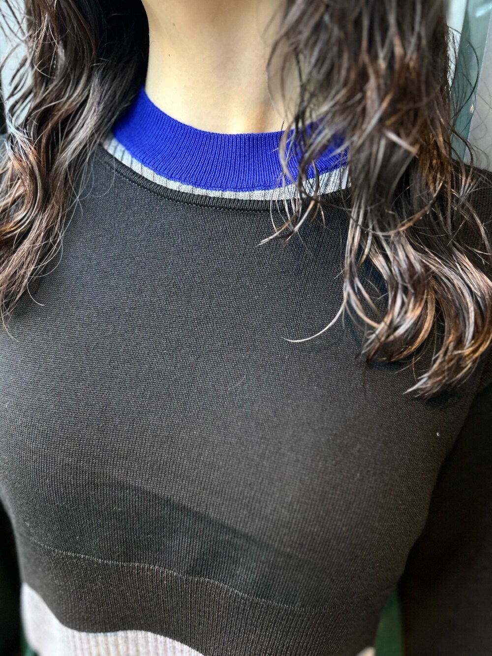 ブラック系のニット/セーター、ブラック系のその他パンツ、ブラック系のブーツを着用したレディースの秋コーディネートの6枚目の写真