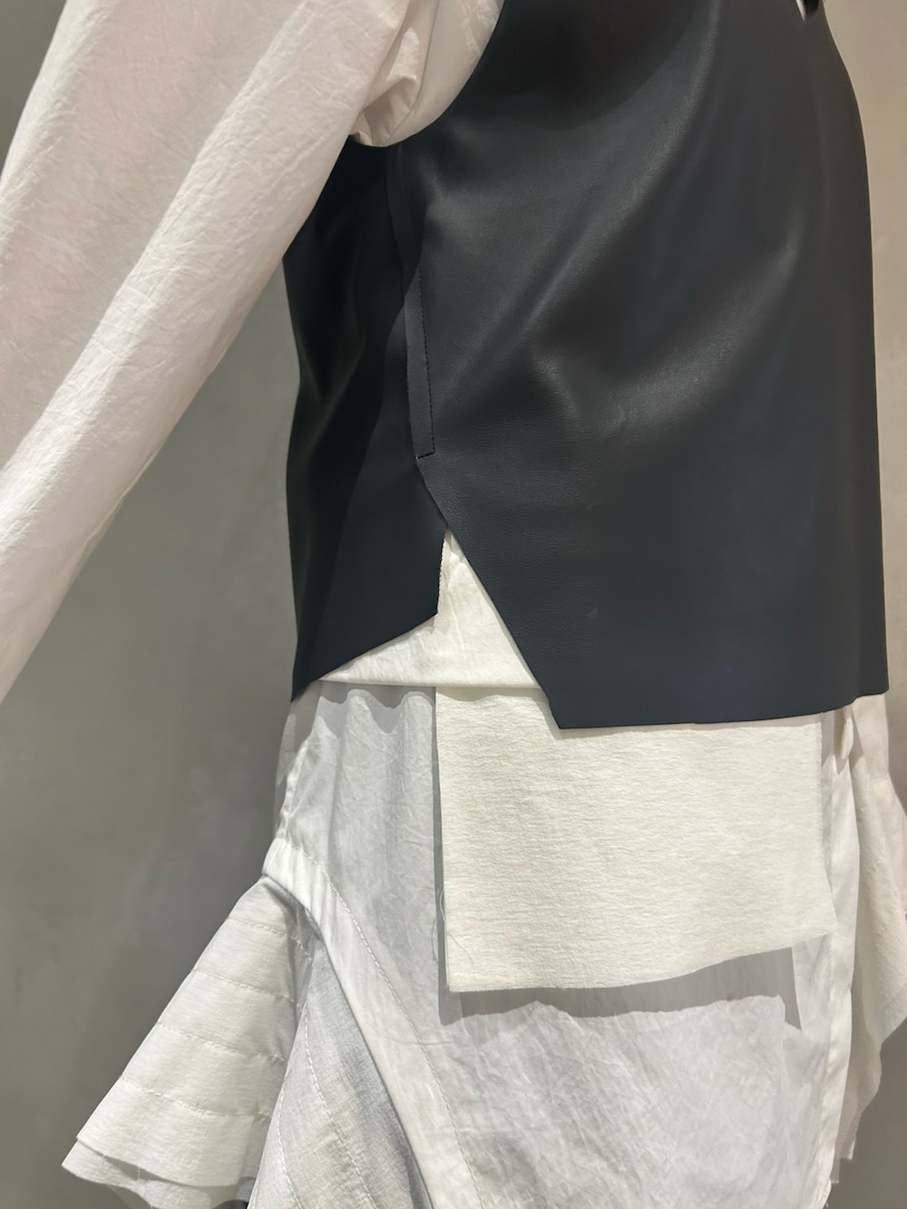 ブラック系のその他パンツ、ホワイト系のシャツ/ブラウス、ブラック系のキャミソールを着用したレディースの秋コーディネートの5枚目の写真