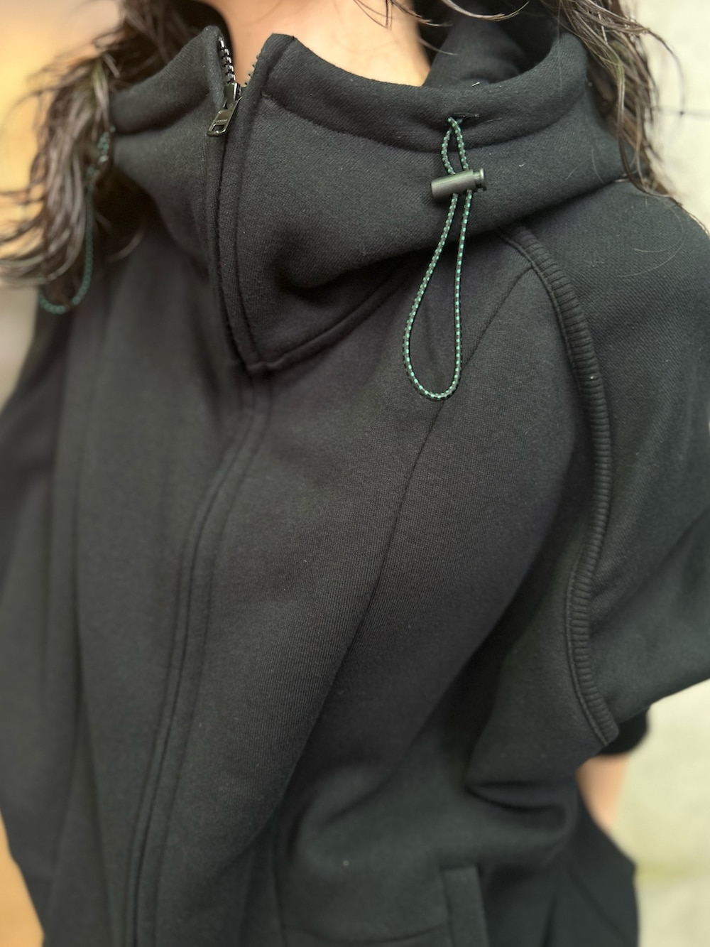 ブラック系のスカート、その他のブーツ、ブラック系のパーカーを着用したレディースの秋コーディネートの4枚目の写真