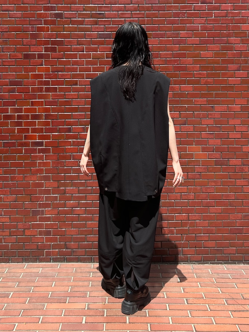 ブラック系のその他パンツ、シルバー系のタンクトップ、ブラック系のベストを着用したレディースの春コーディネートの5枚目の写真