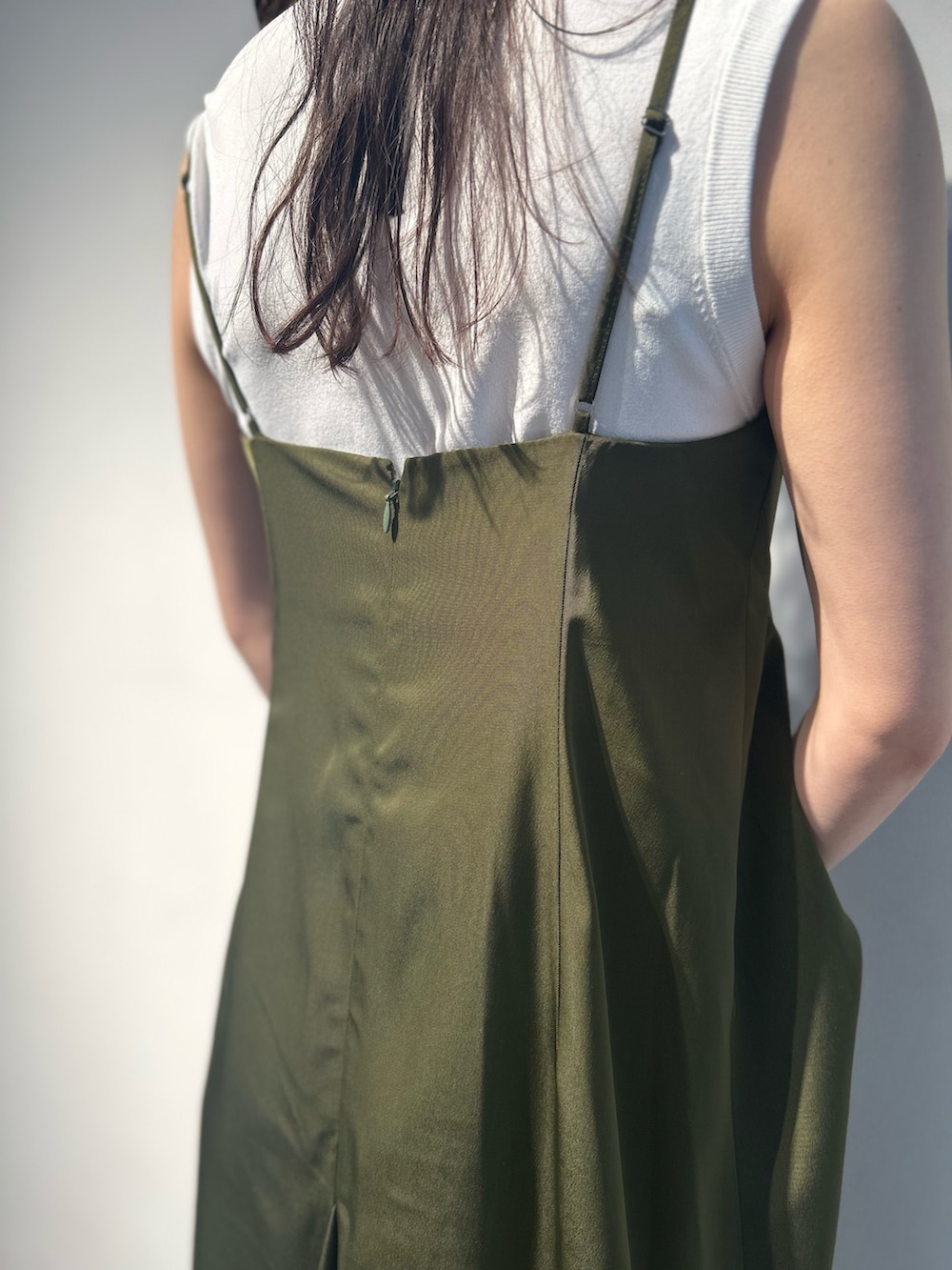 グリーン系のワンピース、ホワイト系のタンクトップ、シルバー系のパンプスを着用したレディースの春コーディネートの4枚目の写真