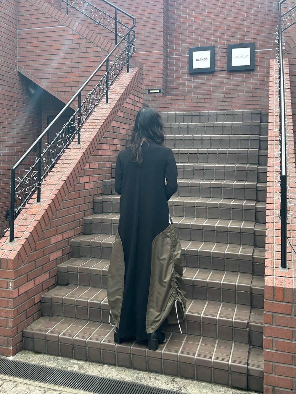 その他のワンピース、ブラック系のブーツを着用したレディースの秋コーディネートの3枚目の写真