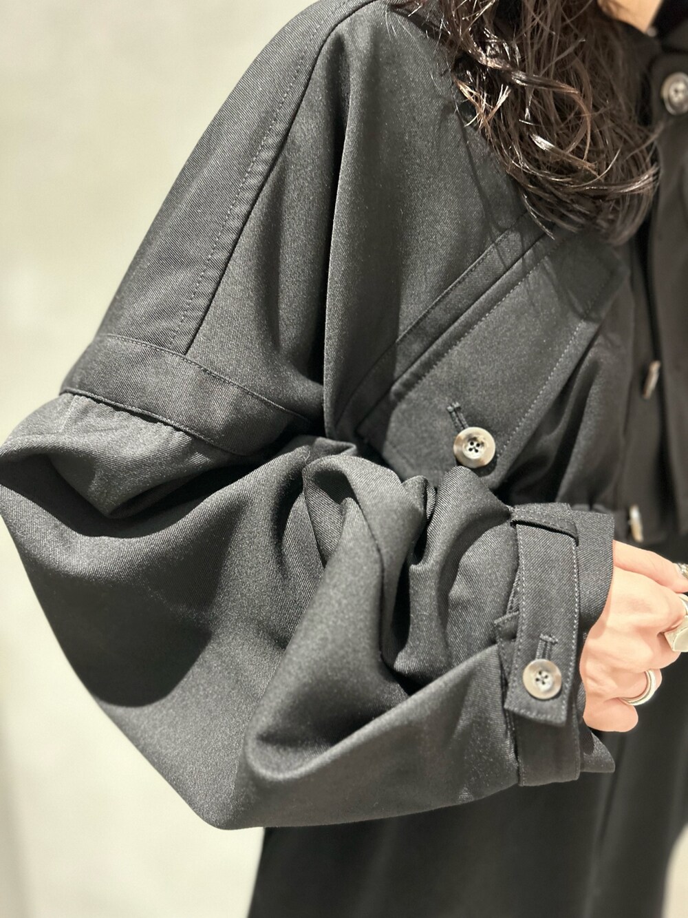 ブラック系のブルゾン、ブラック系のワンピース、その他のブーツを着用したレディースの秋コーディネートの5枚目の写真