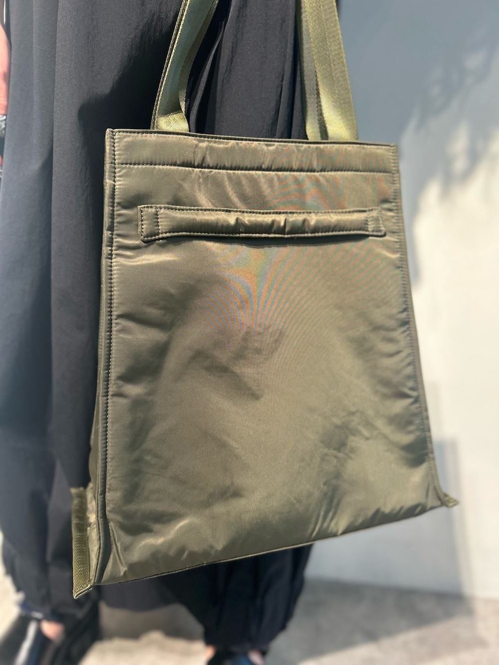 ブラック系のワンピース、グリーン系のトートバッグ、その他のサンダルを着用したレディースの夏コーディネートの9枚目の写真