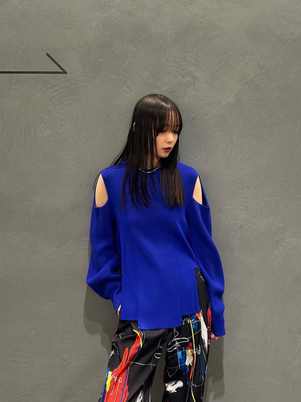 ブラック系のその他パンツ、ブルー系のニット/セーター、シルバー系のネックレスを着用したレディースの冬コーディネートの3枚目の写真