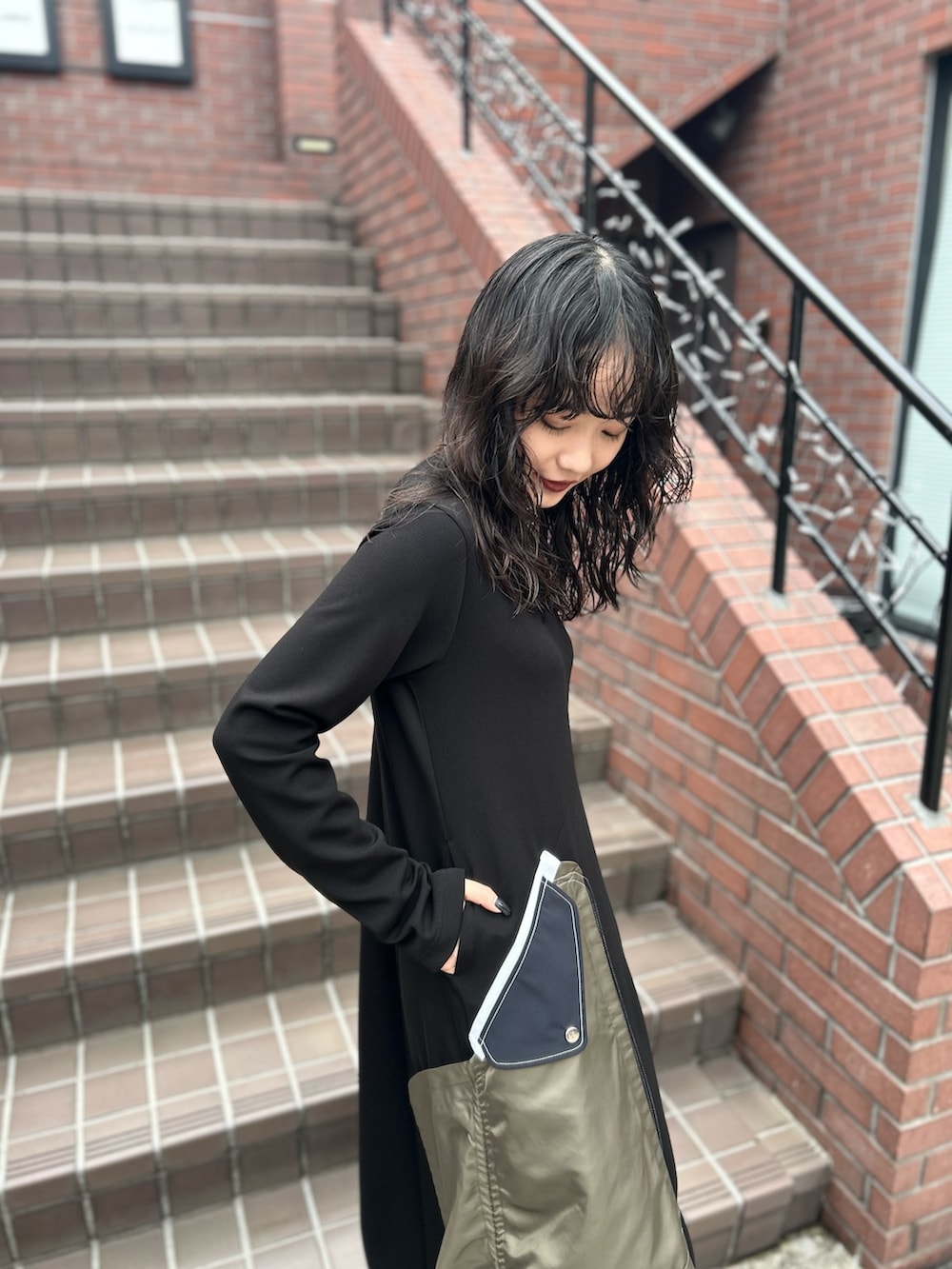 その他のワンピース、ブラック系のブーツを着用したレディースの秋コーディネートの2枚目の写真