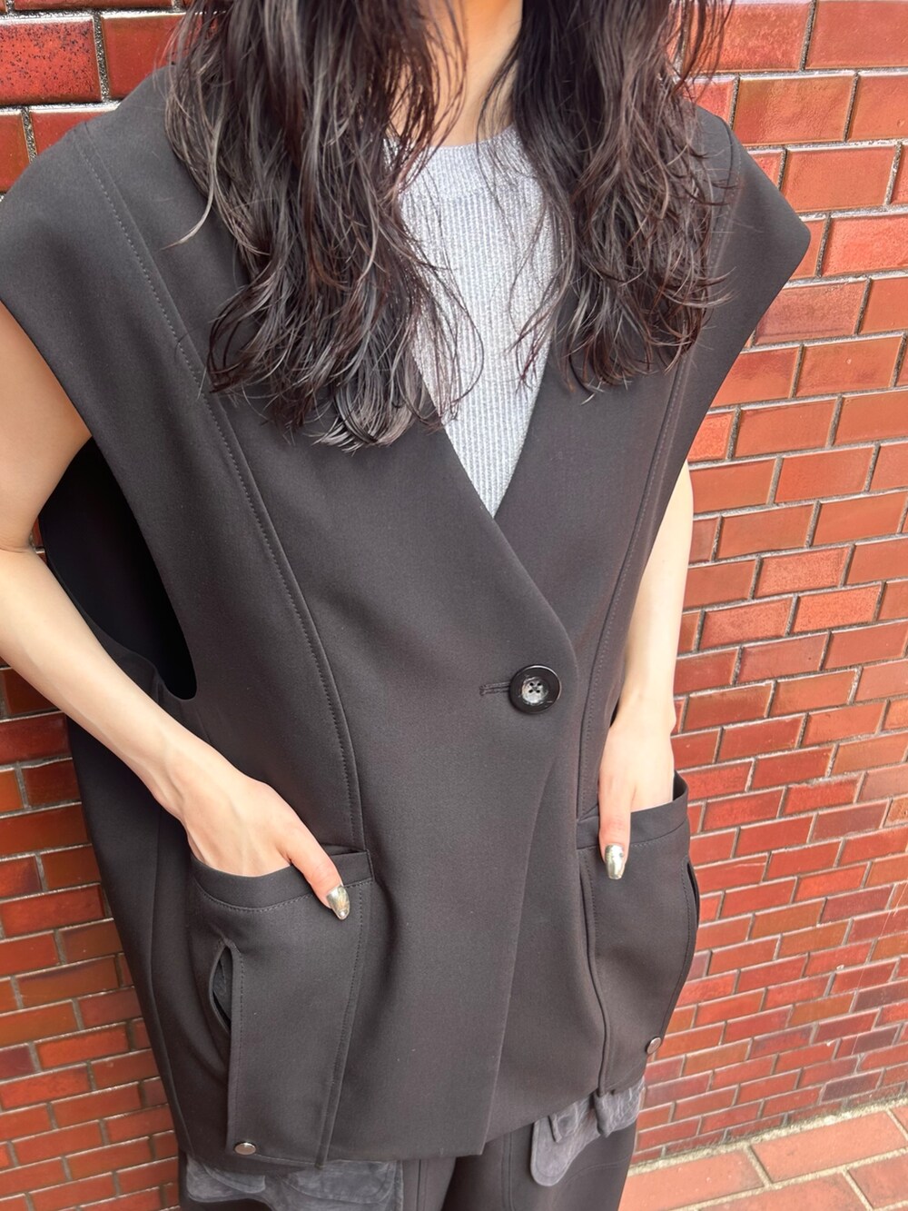 ブラック系のその他パンツ、シルバー系のタンクトップ、ブラック系のベストを着用したレディースの春コーディネートの6枚目の写真