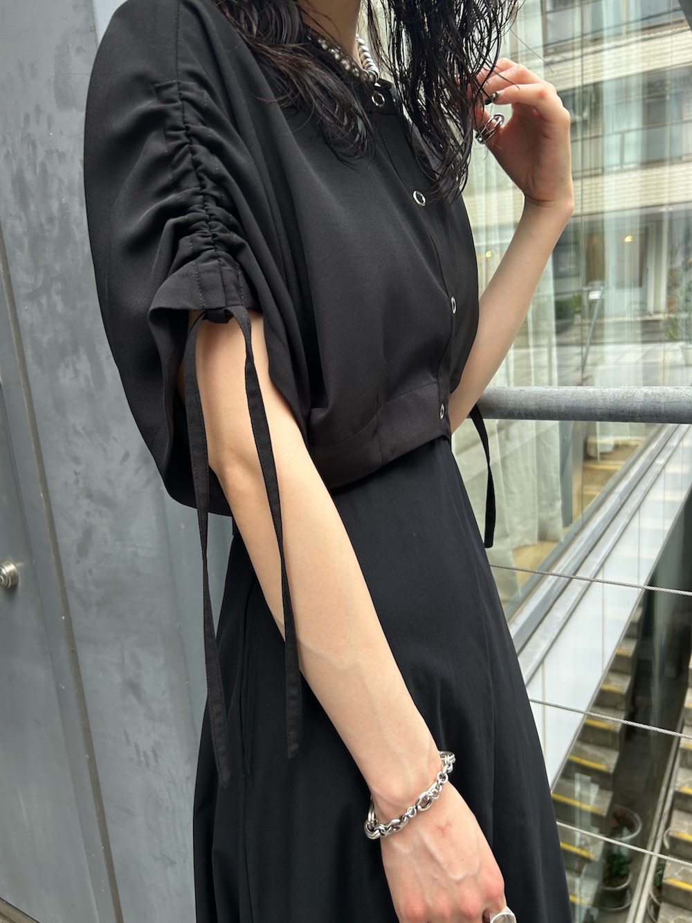 ブラック系のワンピース、ブラック系のシャツ/ブラウス、ブラック系のサンダルを着用したレディースの夏コーディネートの2枚目の写真