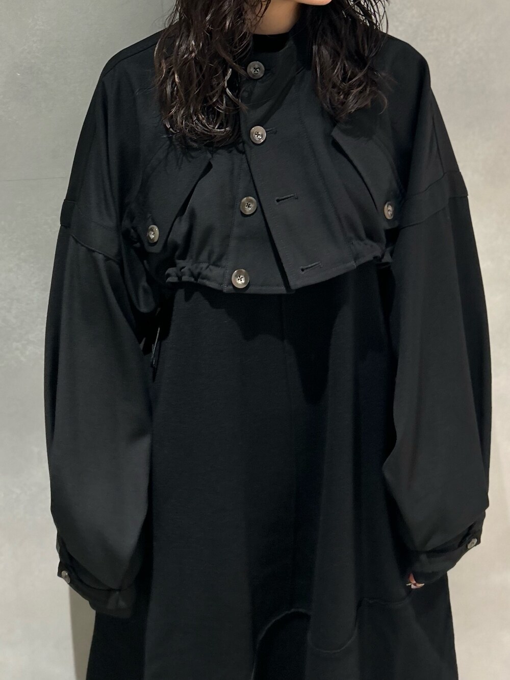 ブラック系のブルゾン、ブラック系のワンピース、その他のブーツを着用したレディースの秋コーディネートの3枚目の写真