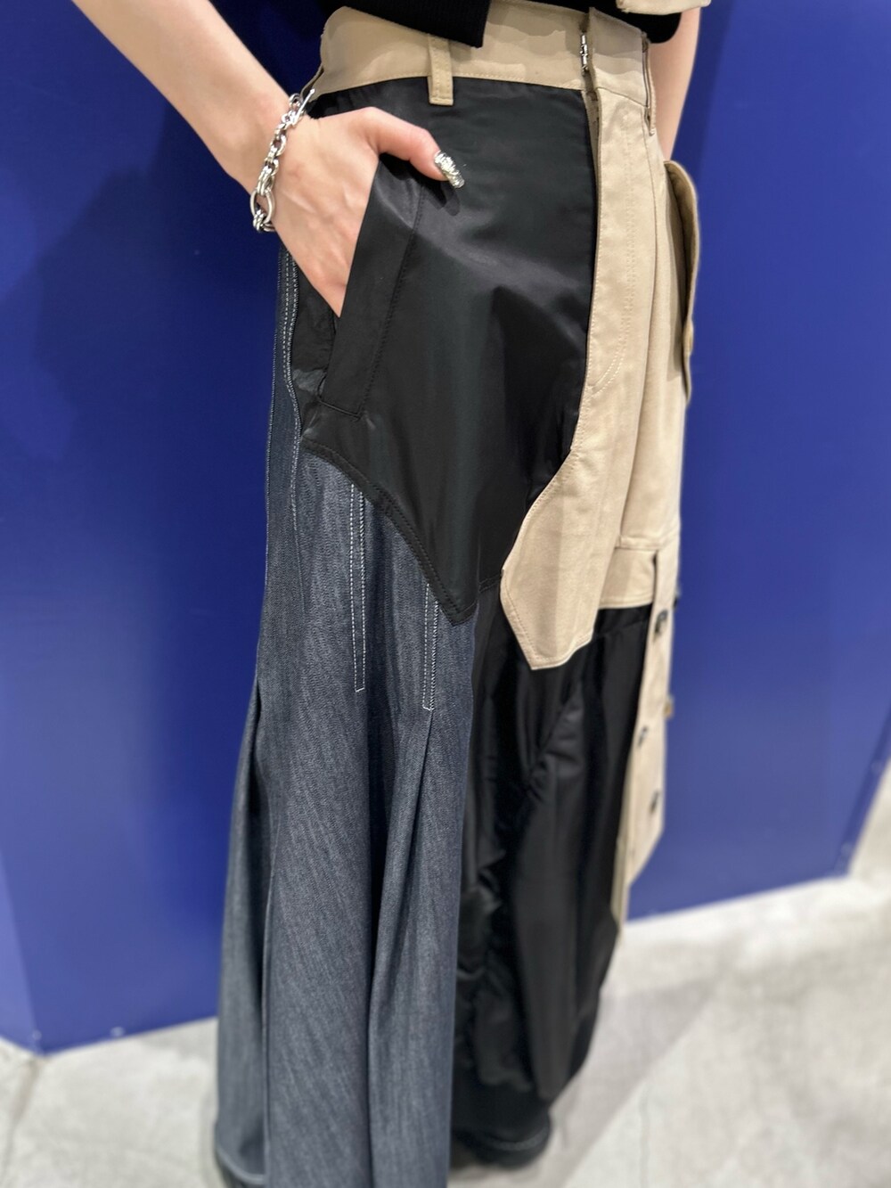 ベージュ系のスカート、ベージュ系のベスト、ブラック系のニット/セーターを着用したレディースの夏コーディネートの8枚目の写真