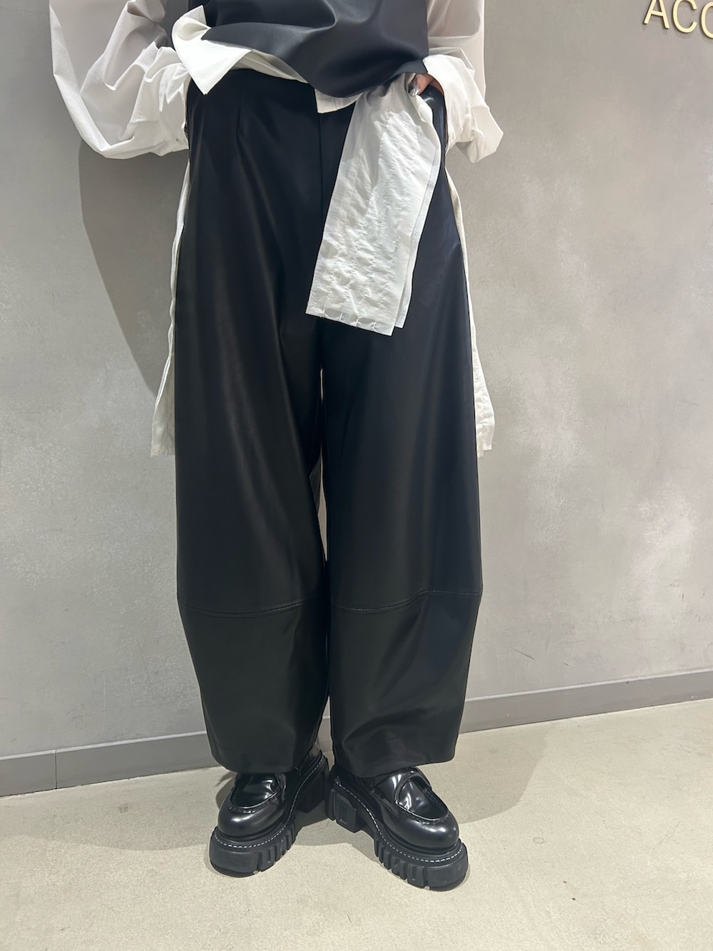 ブラック系のその他パンツ、ホワイト系のシャツ/ブラウス、ブラック系のキャミソールを着用したレディースの秋コーディネートの8枚目の写真