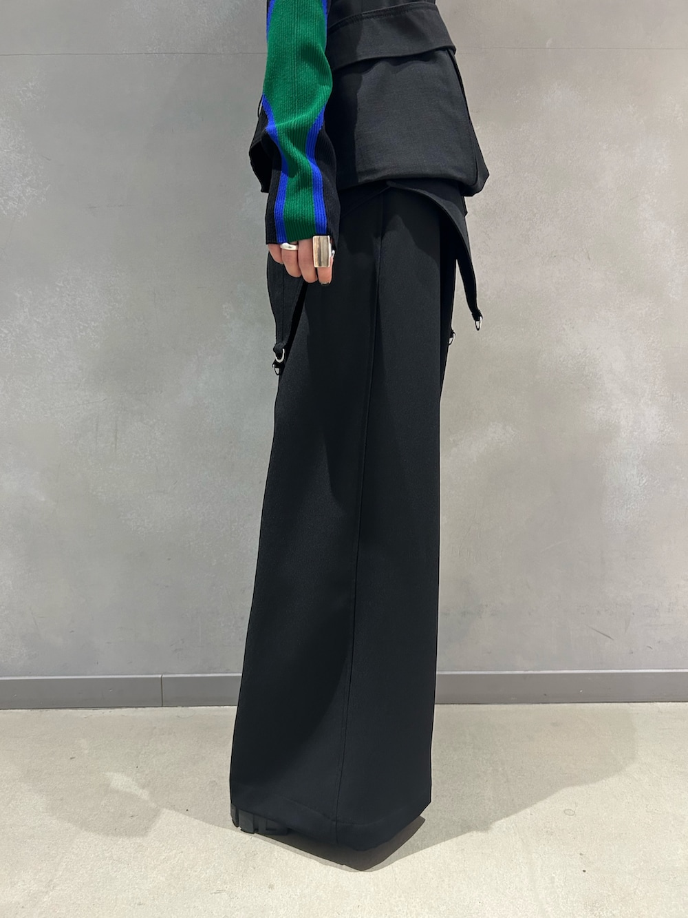 ブラック系のニット/セーター、ブラック系のその他パンツ、ブラック系のベルトを着用したレディースの冬コーディネートの9枚目の写真