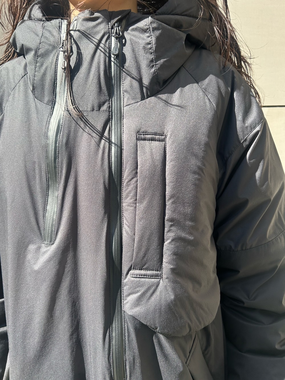 ブラック系のダウンジャケット/コート、ブラック系のブーツを着用したレディースの秋コーディネートの6枚目の写真