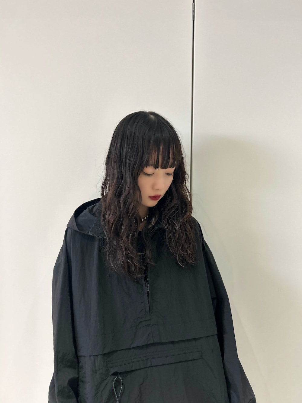 ブラック系のマウンテンパーカー、ブラック系のスカート、その他のサンダルを着用したレディースの春コーディネートの3枚目の写真