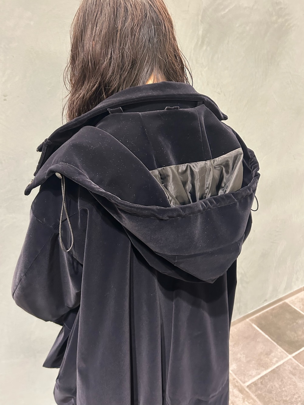 ブラック系のその他アウター、ブラック系のニット/セーター、ブラック系のスカートを着用したレディースの秋コーディネートの10枚目の写真