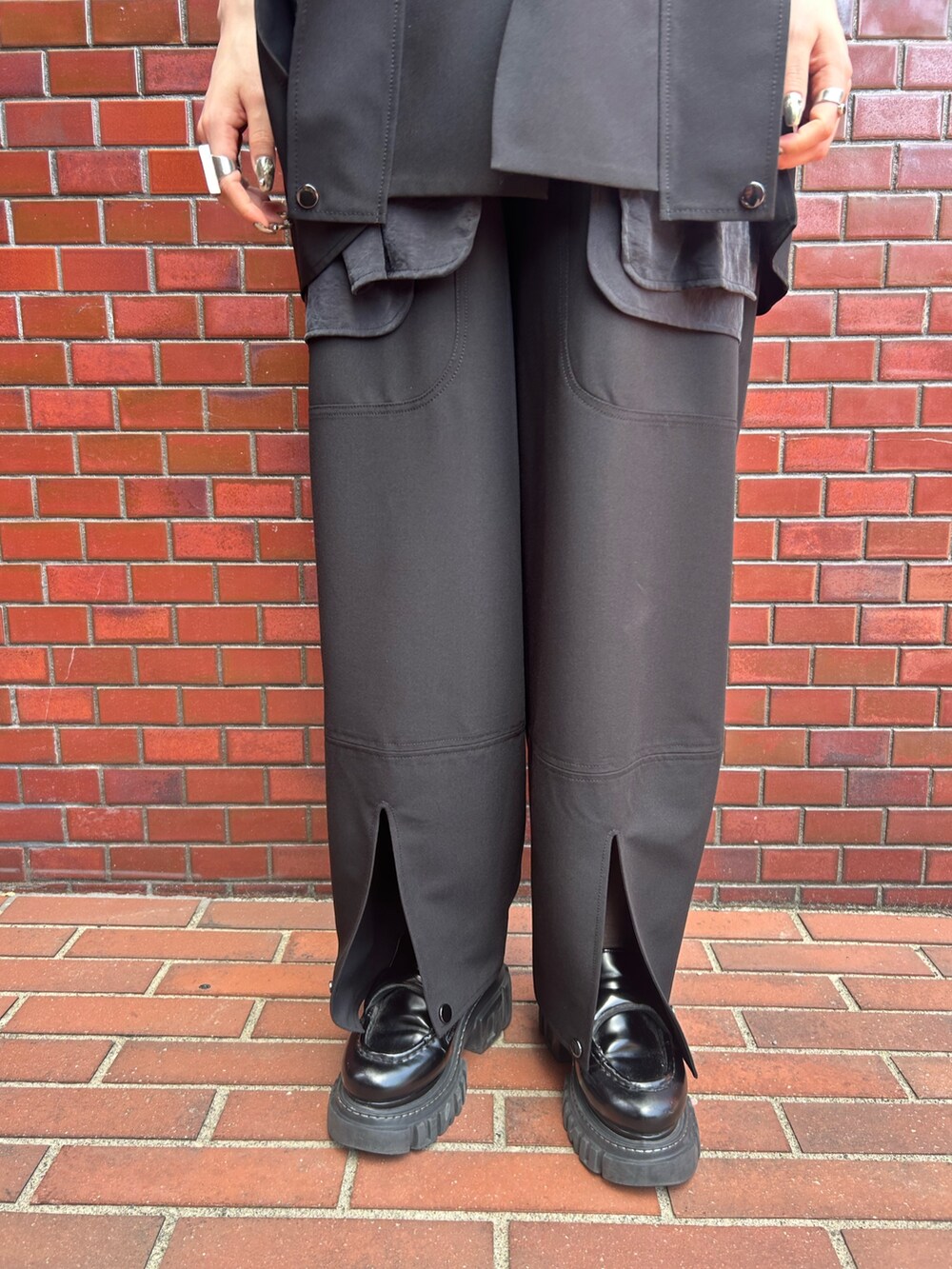 ブラック系のその他パンツ、シルバー系のタンクトップ、ブラック系のベストを着用したレディースの春コーディネートの10枚目の写真