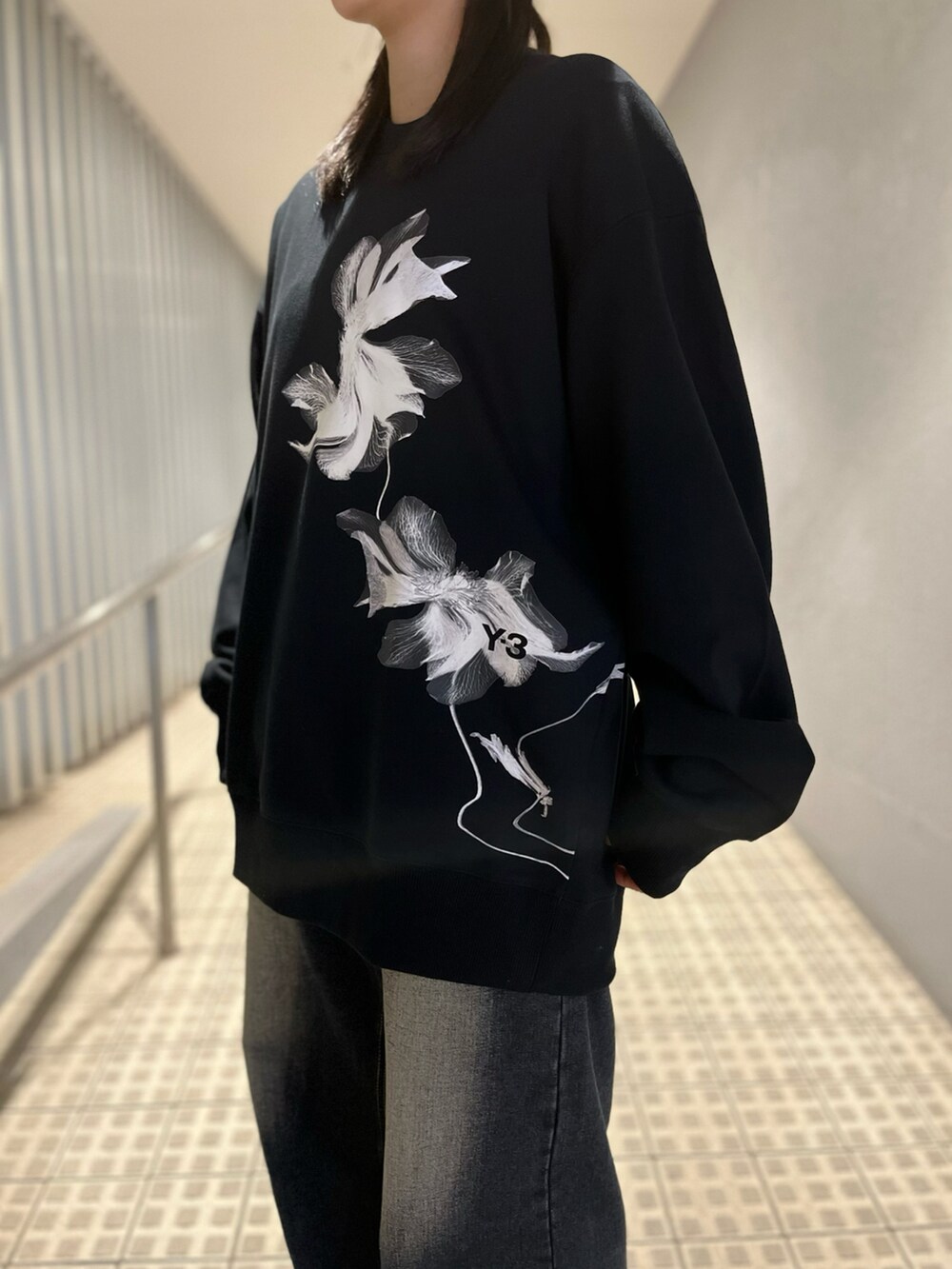 「ワントーンコーデ、キャップ、オーバーサイズ、スニーカーコーデ、パンツスタイル、Y-3、ストリートコーデ、スウェットコーデ、whiteland」｜「WHITELANDのWHITELAND/ホワイトランド/THREE LAYERS CAPＰ（キャップ、ブラック系）」を使った、ひきちさん（レディース・166cm）の冬コーディネートの3枚目の写真