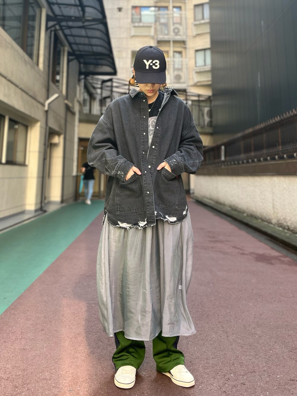 ブラック系のシャツ/ブラウスを着用したレディースの秋コーディネートの2枚目の写真