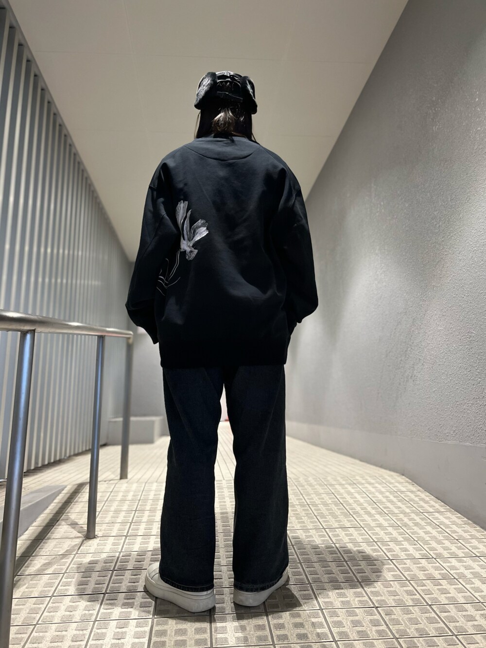 「ワントーンコーデ、キャップ、オーバーサイズ、スニーカーコーデ、パンツスタイル、Y-3、ストリートコーデ、スウェットコーデ、whiteland」｜「WHITELANDのWHITELAND/ホワイトランド/THREE LAYERS CAPＰ（キャップ、ブラック系）」を使った、ひきちさん（レディース・166cm）の冬コーディネートの2枚目の写真