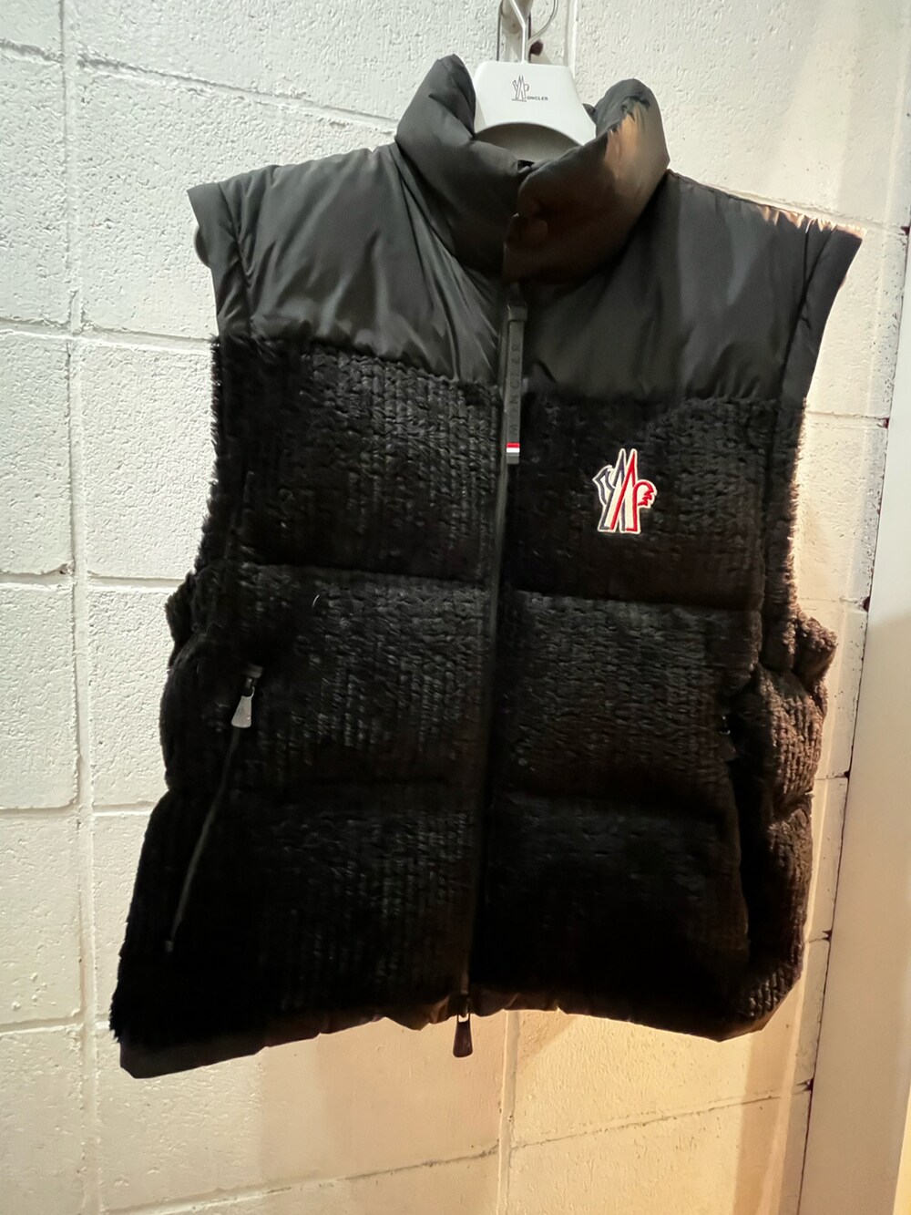 「アウトドアスタイル、冬コーデ、スニーカーコーデ、MONCLER、パンツコーデ、秋冬コーデ、ダウンベストスタイル、重ね着コーデ、2wayアウター、ファッションを楽しもう」｜「DANKE SCHONのA4A×DankeSchon/エーフォーエー×ダンケシェーン/ARCHIVE CODURA CAP/ロゴキャップ（キャップ、ブラック系）」を使った、ひきちさん（レディース・166cm）の秋コーディネートの4枚目の写真