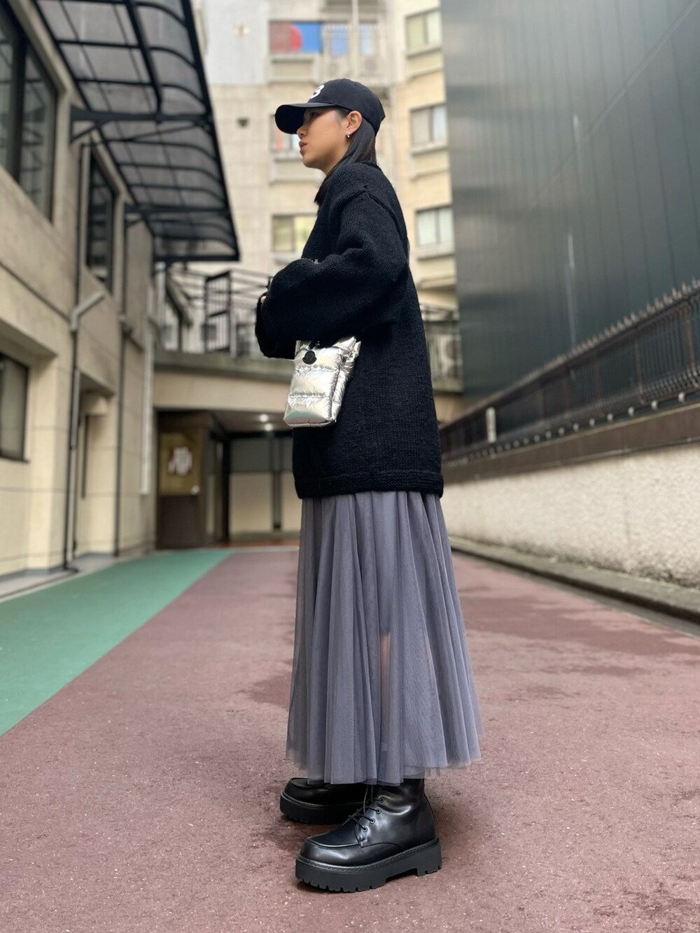 「ブーツ、冬コーデ、休日スタイル、大人コーデ、秋冬、秋コーデ、ニットコーデ、重ね着コーデ、オトナ女子、ファッションを楽しもう」｜「niche.のmacmahon knitting mills/マクマホンニッティングミルズ/Roll Neck Knit-Flower（ニット/セーター、ブラック系）」を使った、ひきちさん（レディース・166cm）の秋コーディネートの2枚目の写真